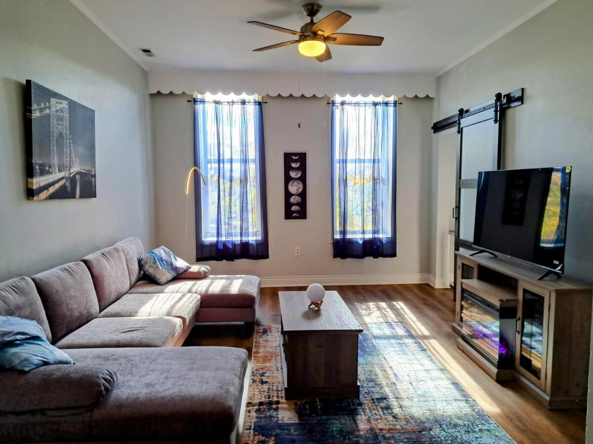 Sunny Pilsen 2 Bed 1 Bath With Private Office * Chicago