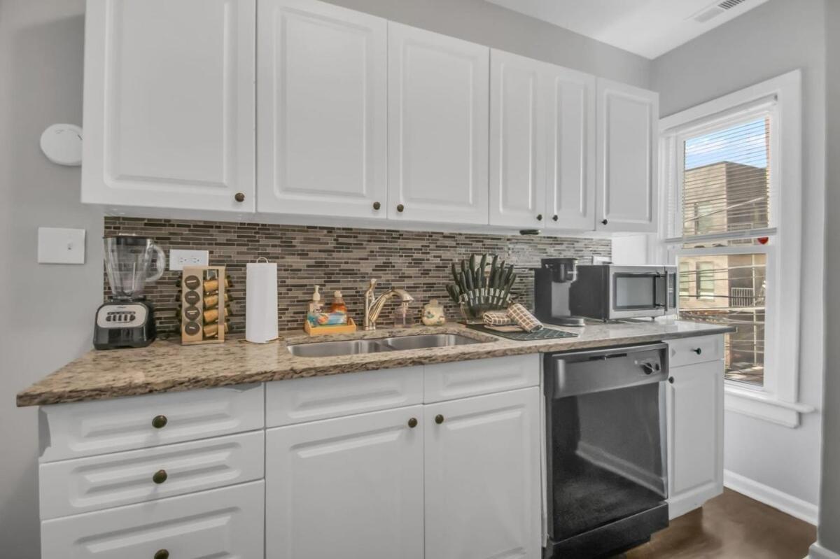 Cute And Spacious Wrigleyville - Private Deck Apartment