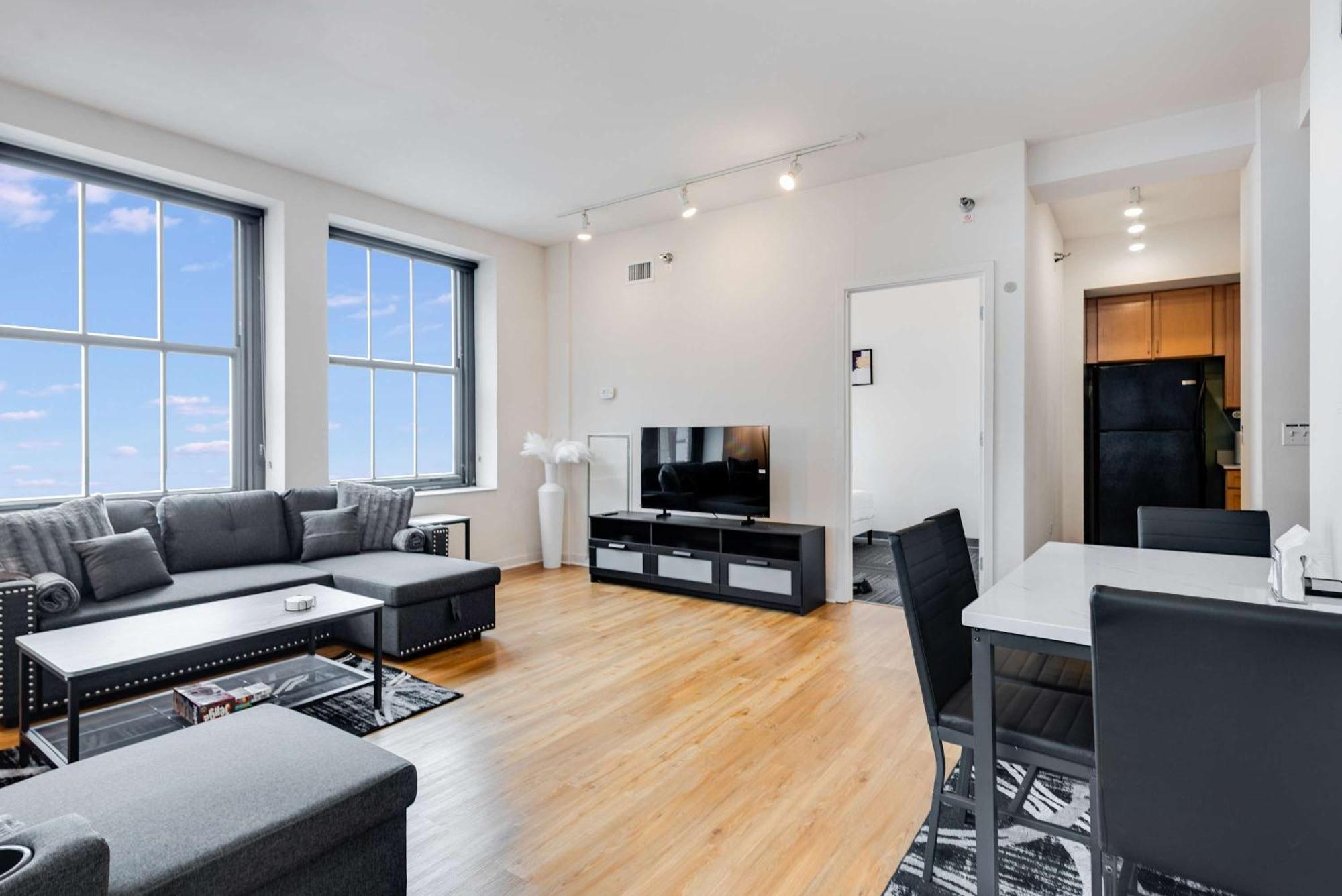 Downtown With Free In & Out Parking 2 Apartment *