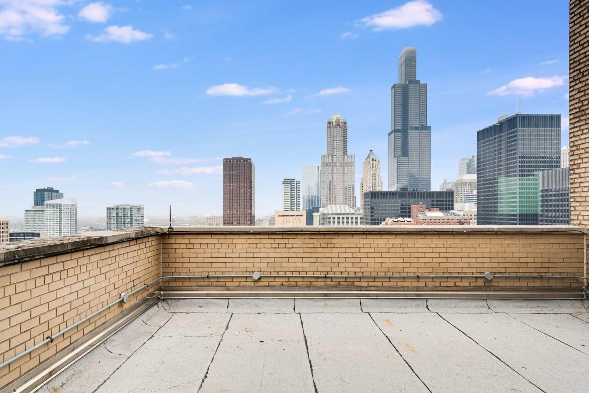 Apartment Downtown With Free In & Out Parking 1 *