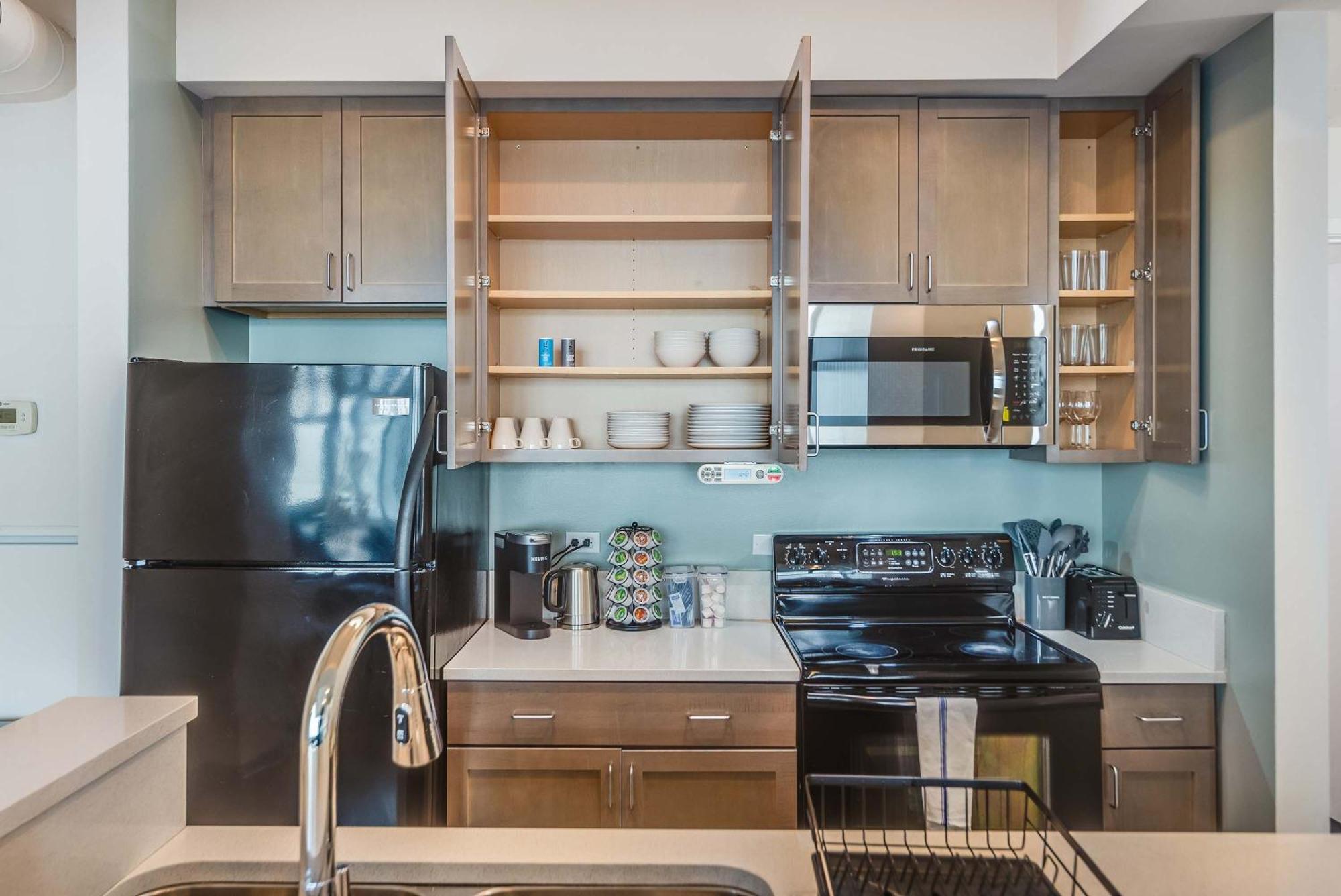 Downtown With Free In & Out Parking 6