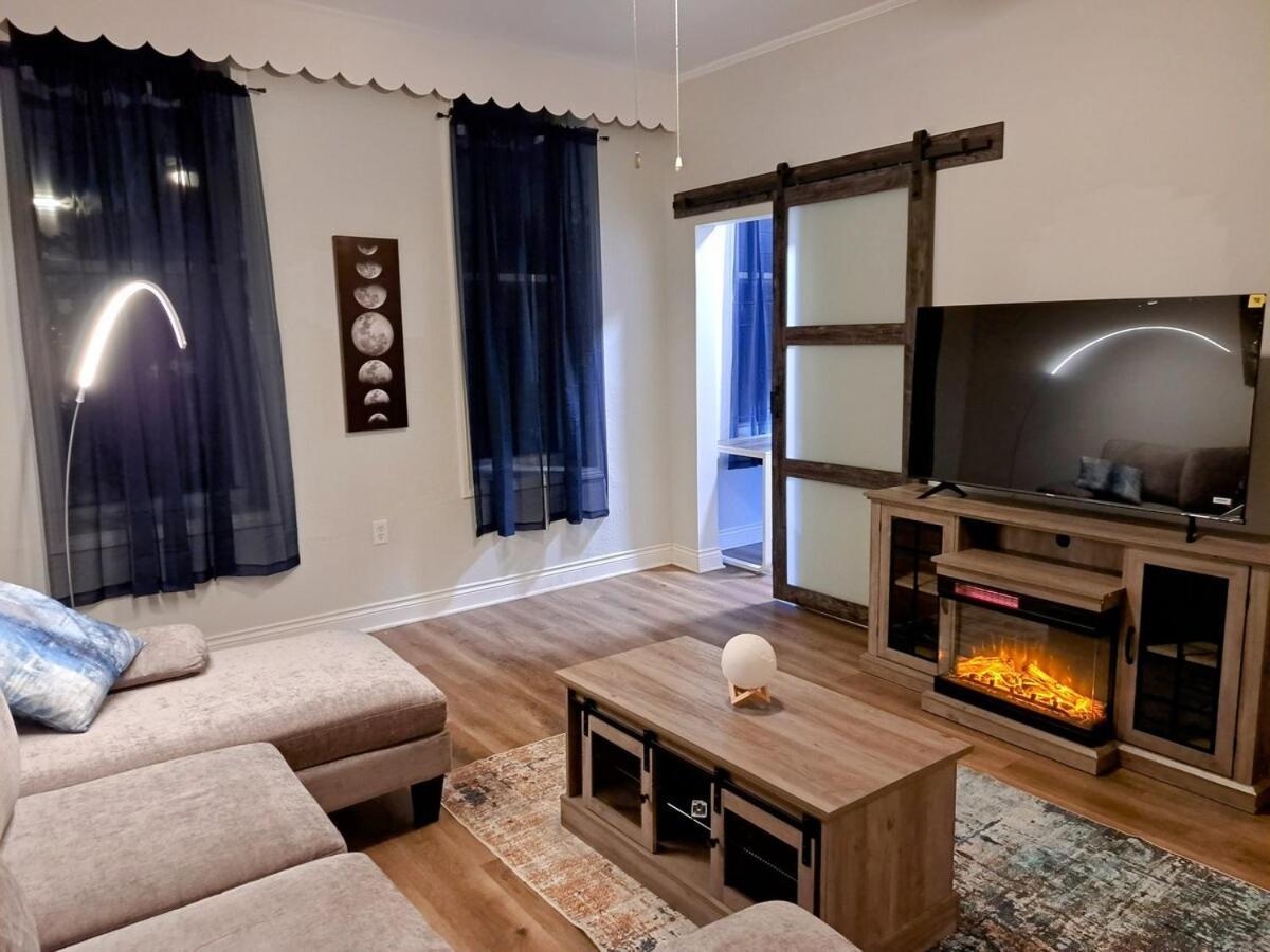 Sunny Pilsen 2 Bed 1 Bath With Private Office Apartment