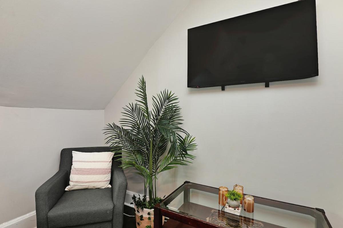 Cute And Spacious Wrigleyville - Private Deck Apartment Chicago