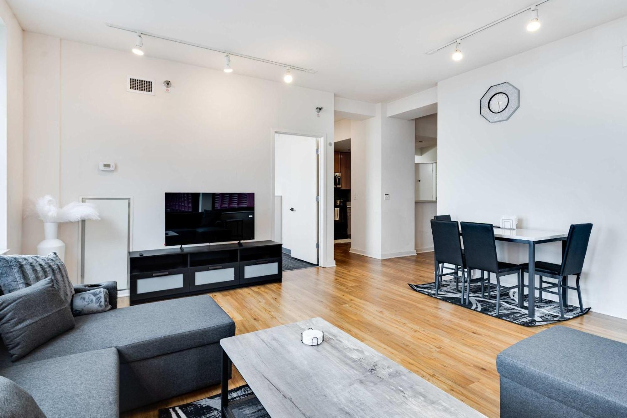 Downtown With Free In & Out Parking 2 Apartment *