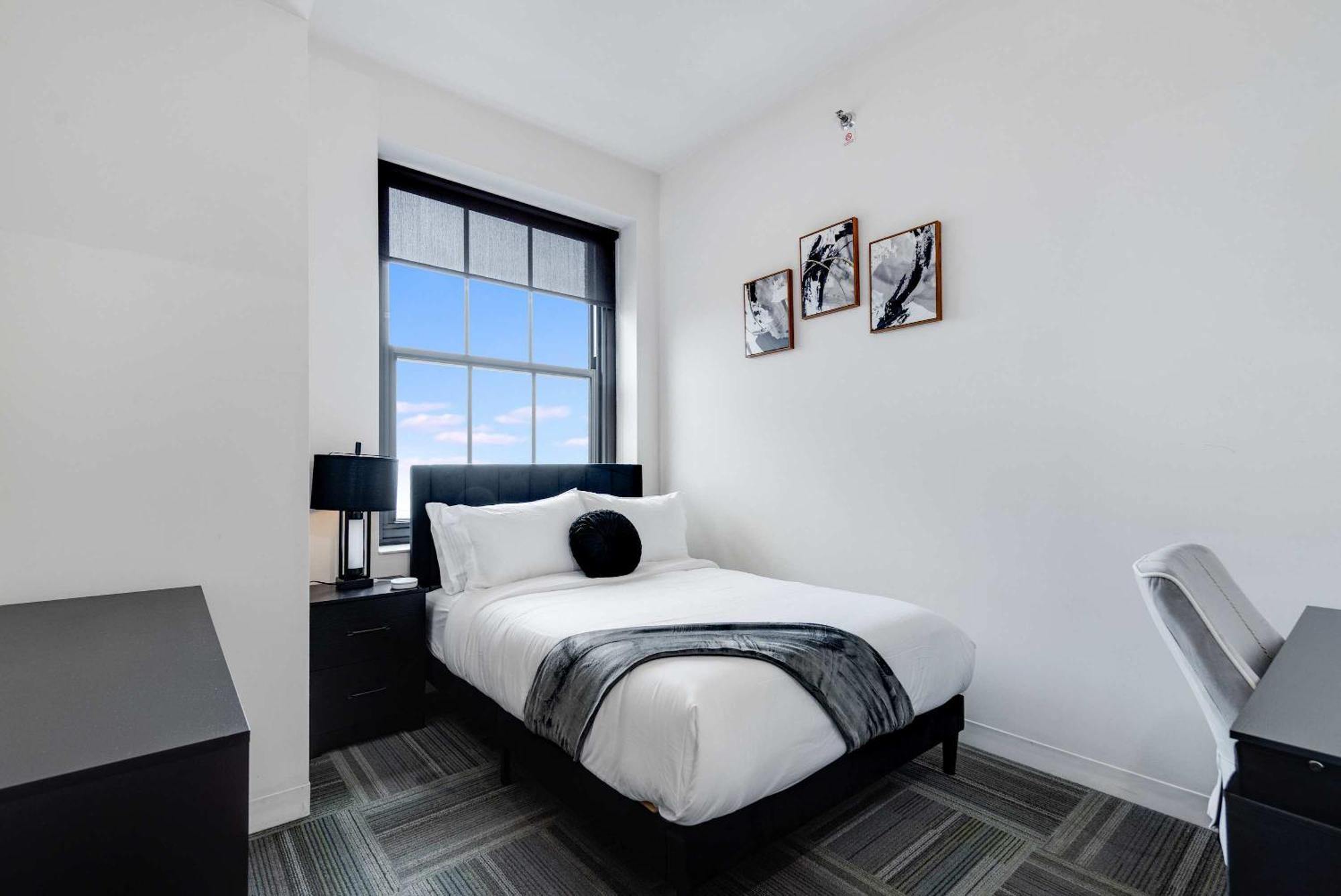 Apartment Downtown With Free In & Out Parking 4