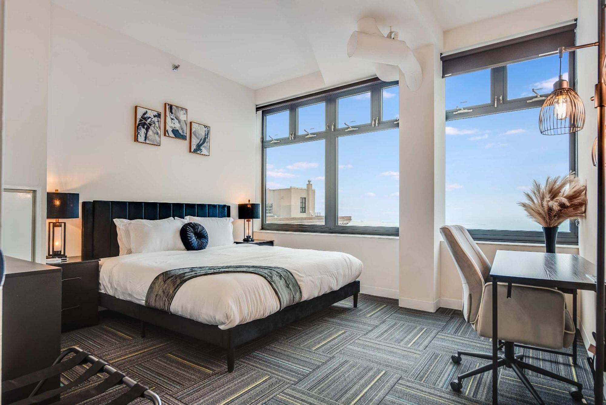 Downtown With Free In & Out Parking 6