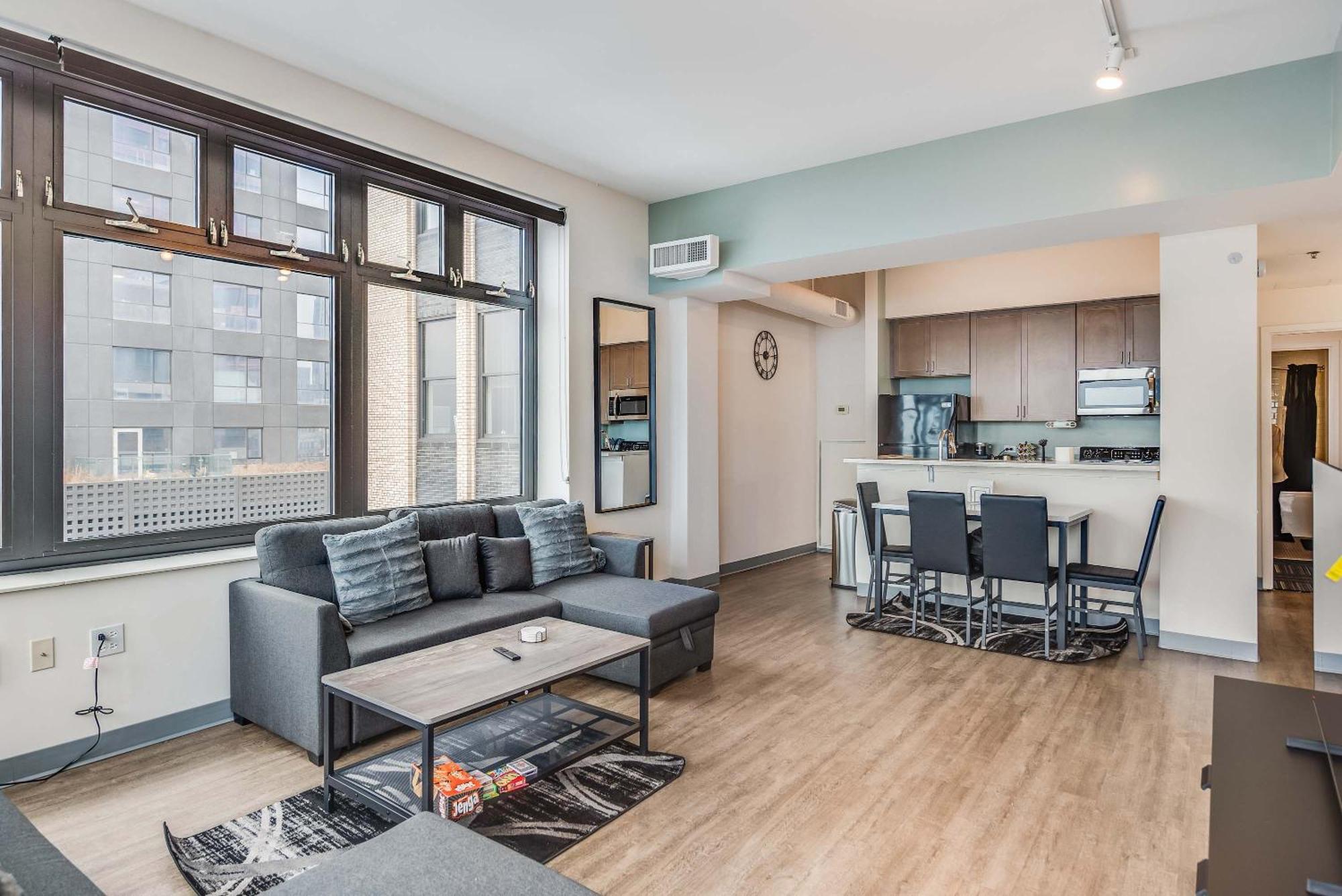 Apartment Downtown With Free In & Out Parking 6 *