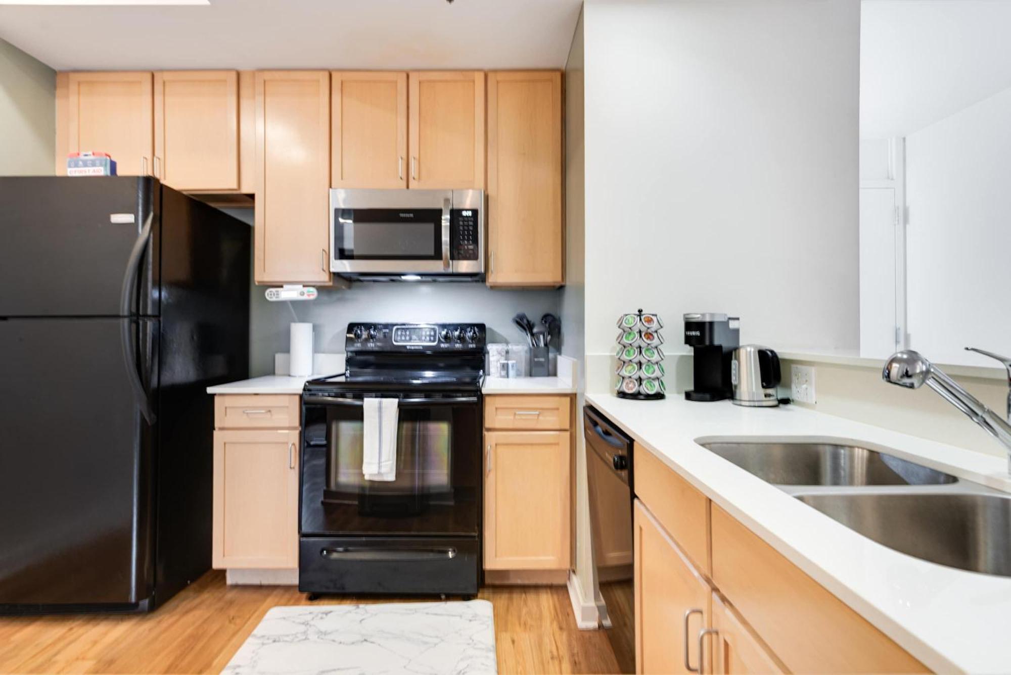 Apartment Downtown With Free In & Out Parking 2 *