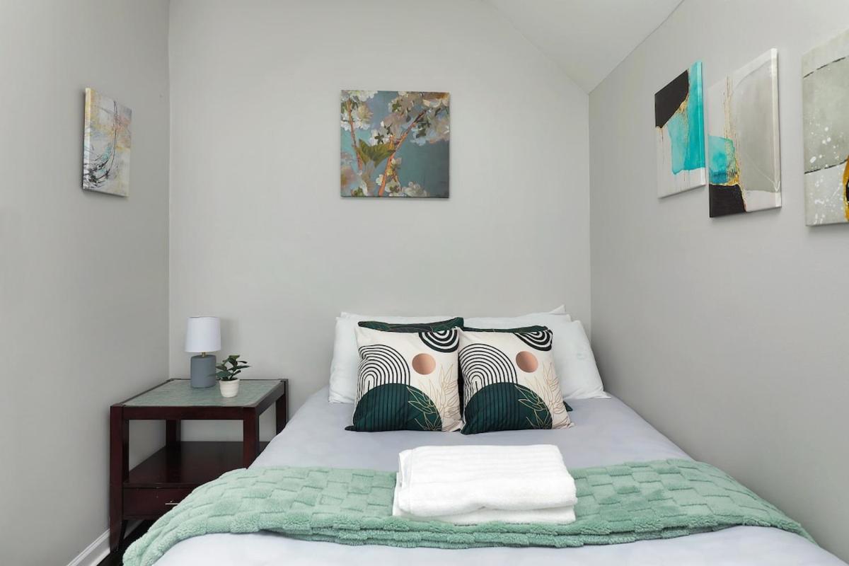 Cute And Spacious Wrigleyville - Private Deck Apartment