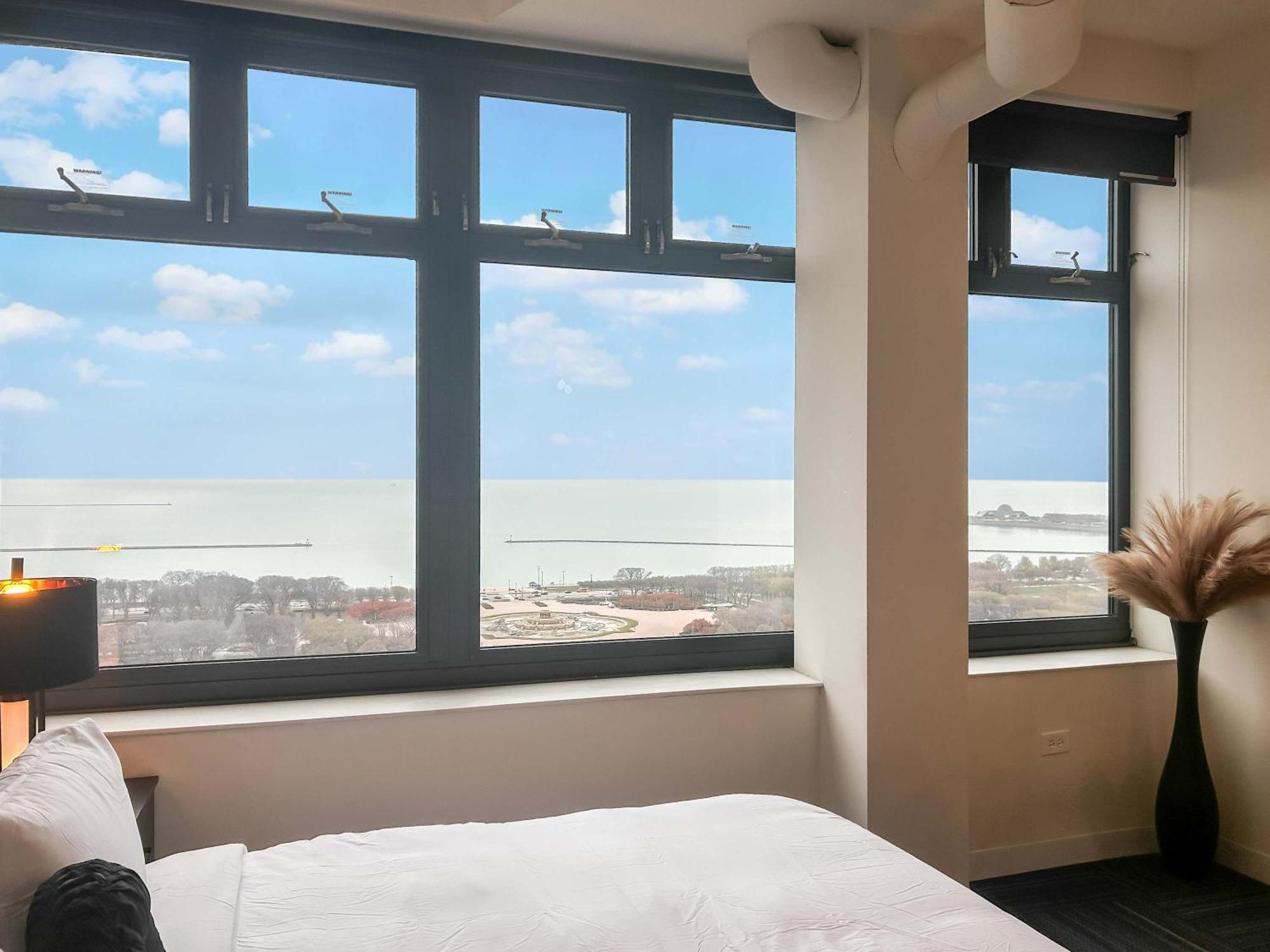 Apartment Downtown With Free In & Out Parking 6