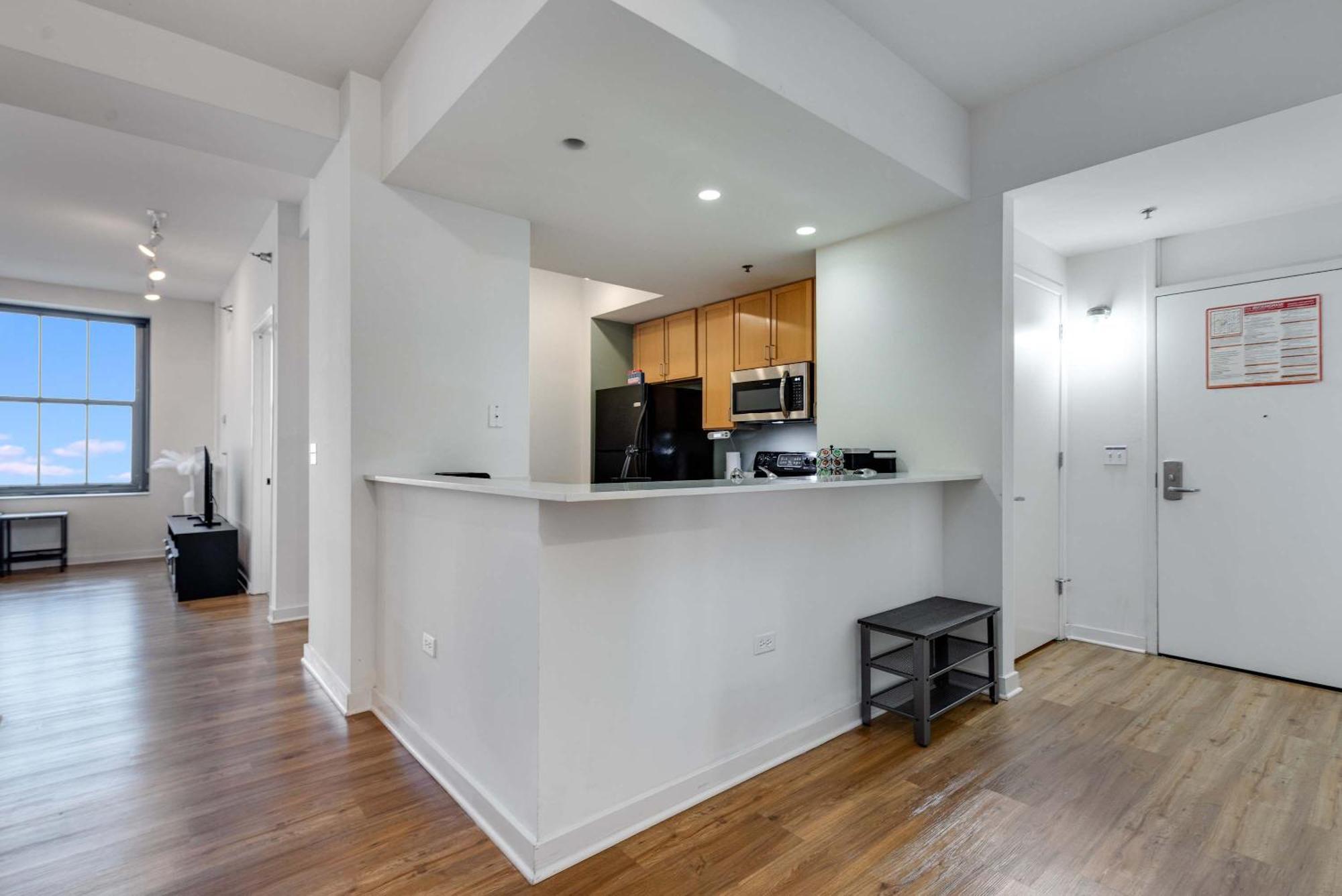 Downtown With Free In & Out Parking 2 Chicago