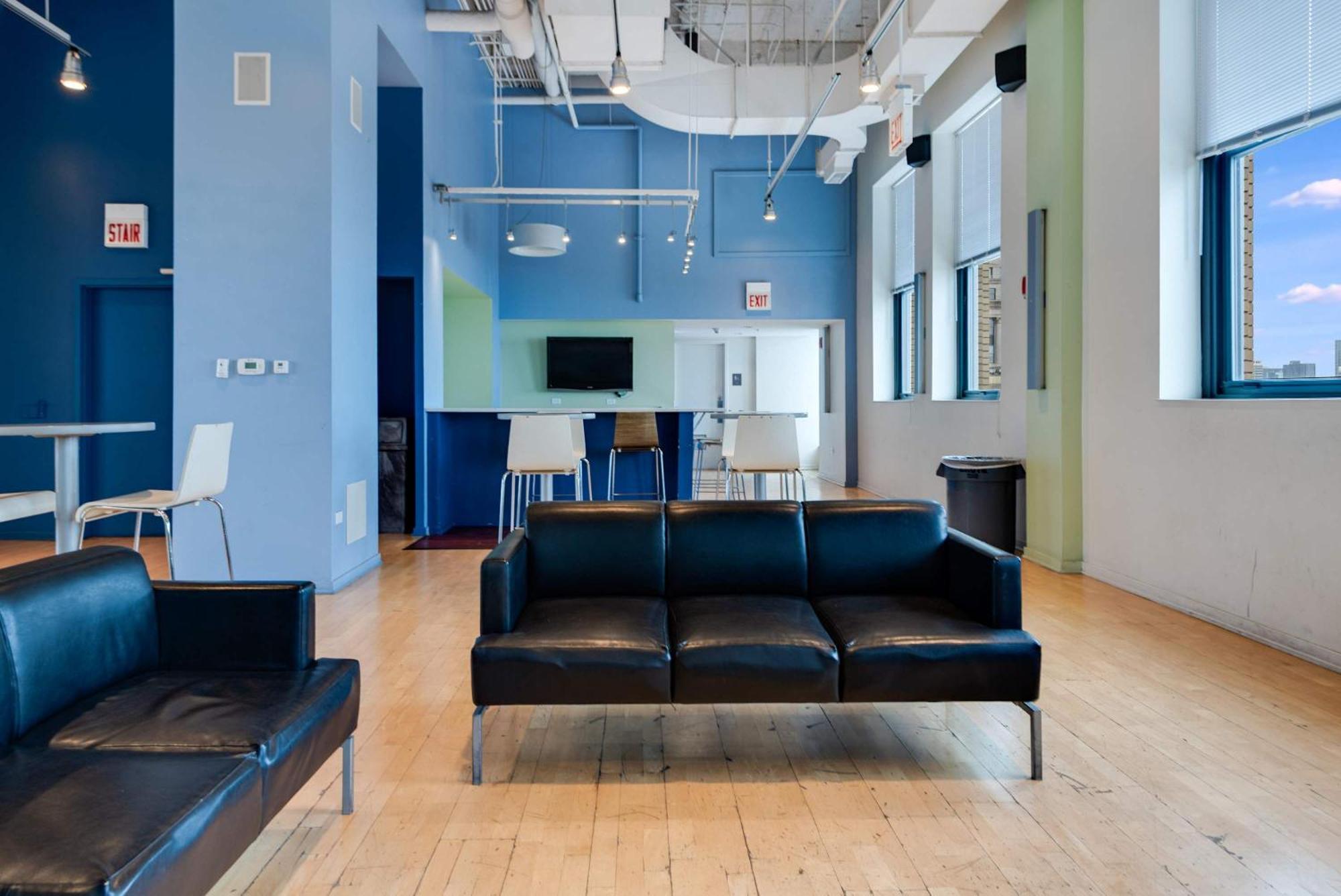 Apartment Downtown With Free In & Out Parking 1