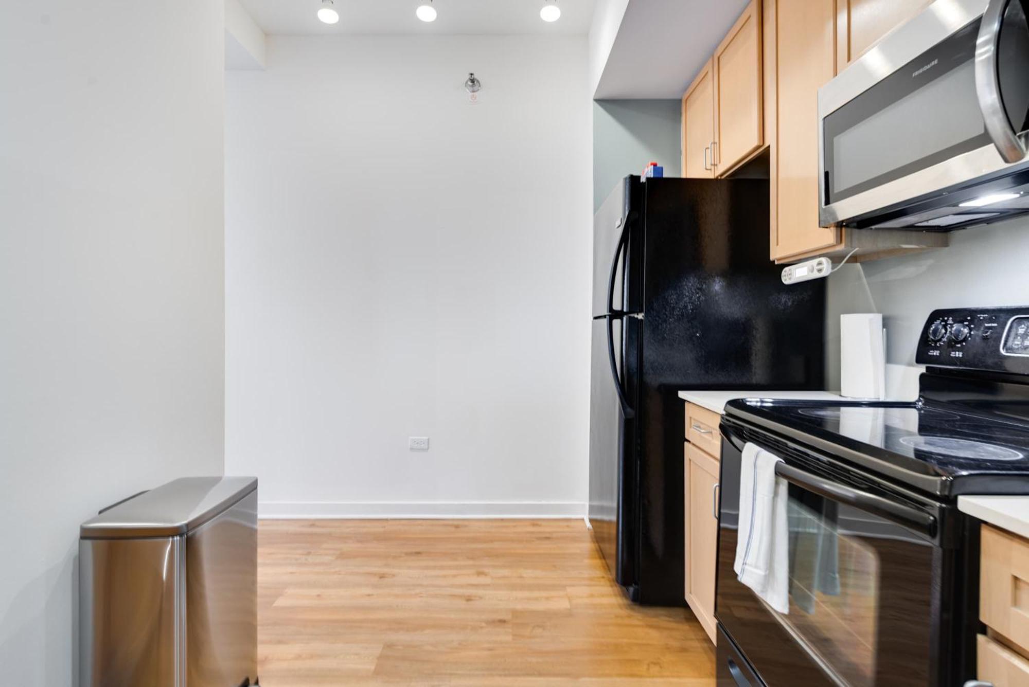 Downtown With Free In & Out Parking 2 Apartment *