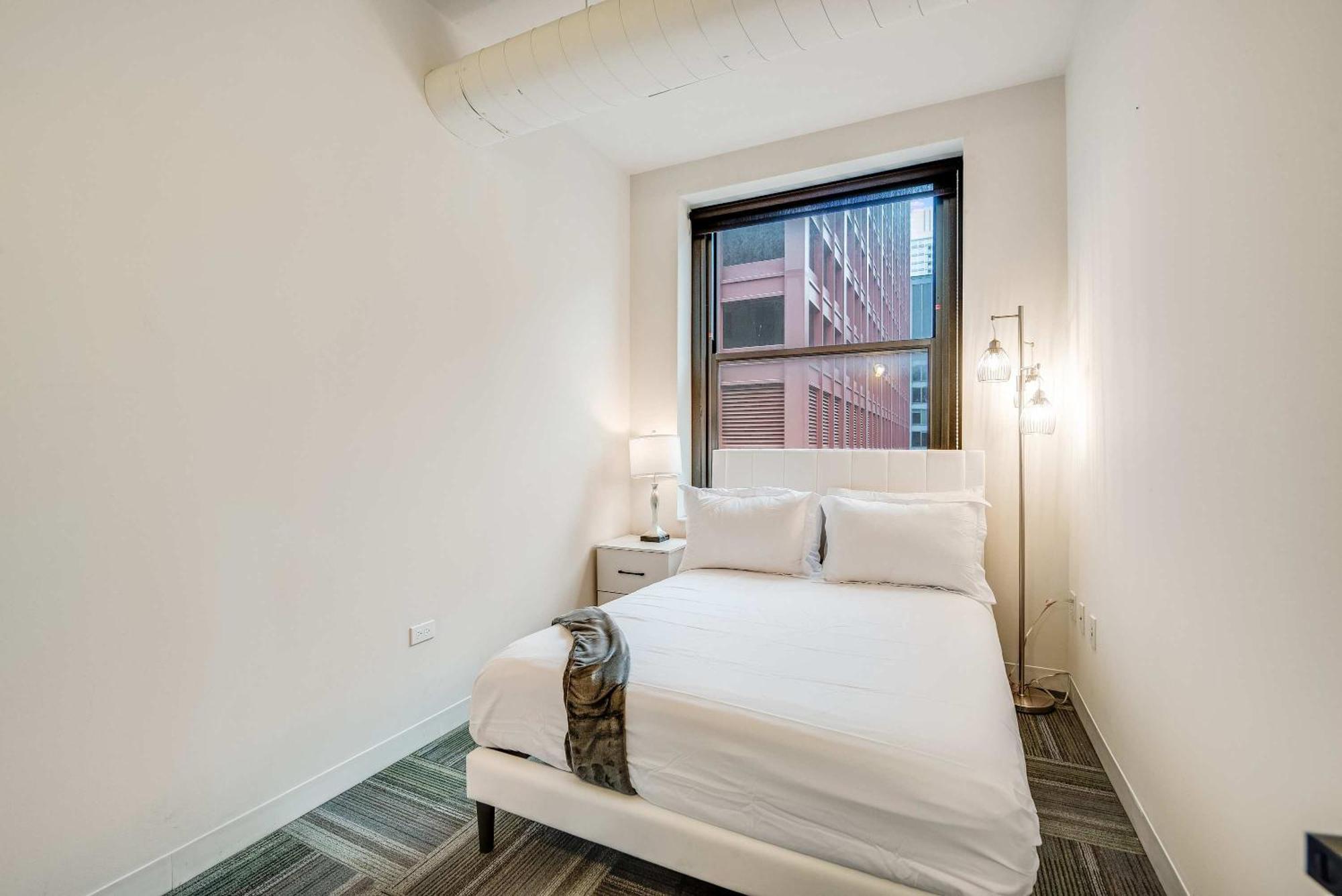 Downtown With Free In & Out Parking 3 Apartment *