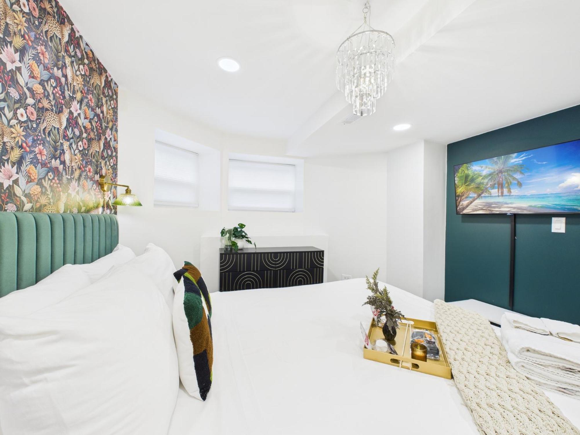 Addison Art Deco Flat * Chicago