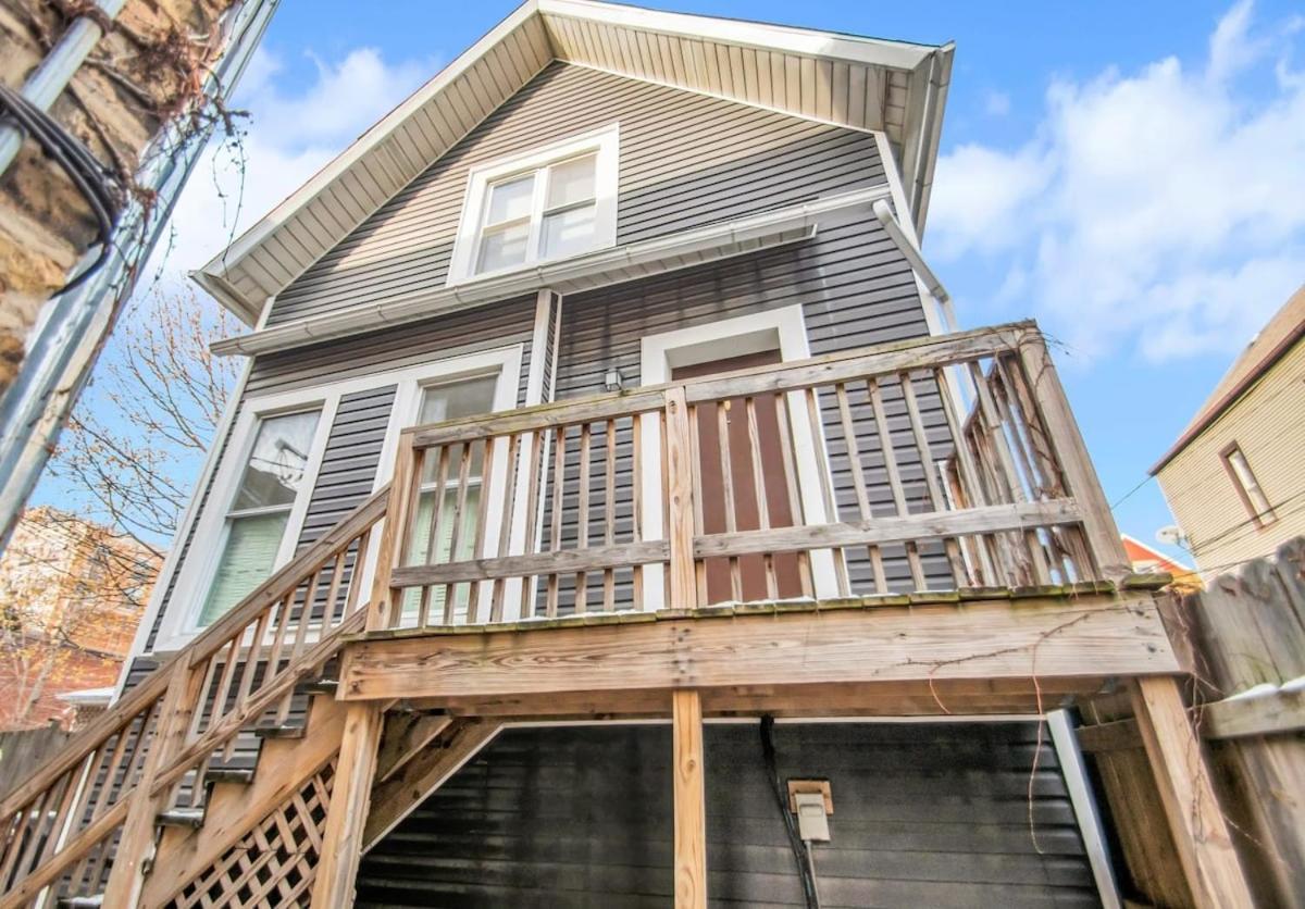 Cute And Spacious Wrigleyville - Private Deck Apartment