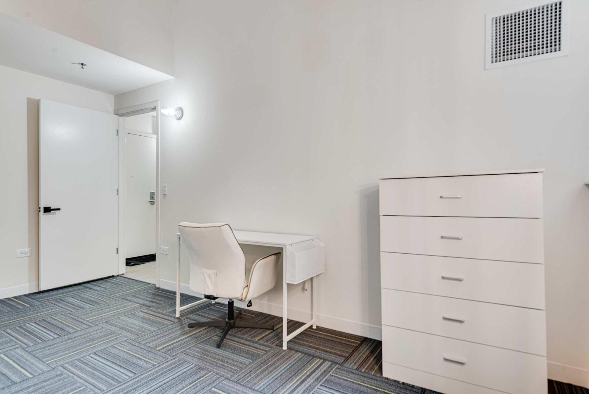 Apartment Downtown With Free In & Out Parking 6