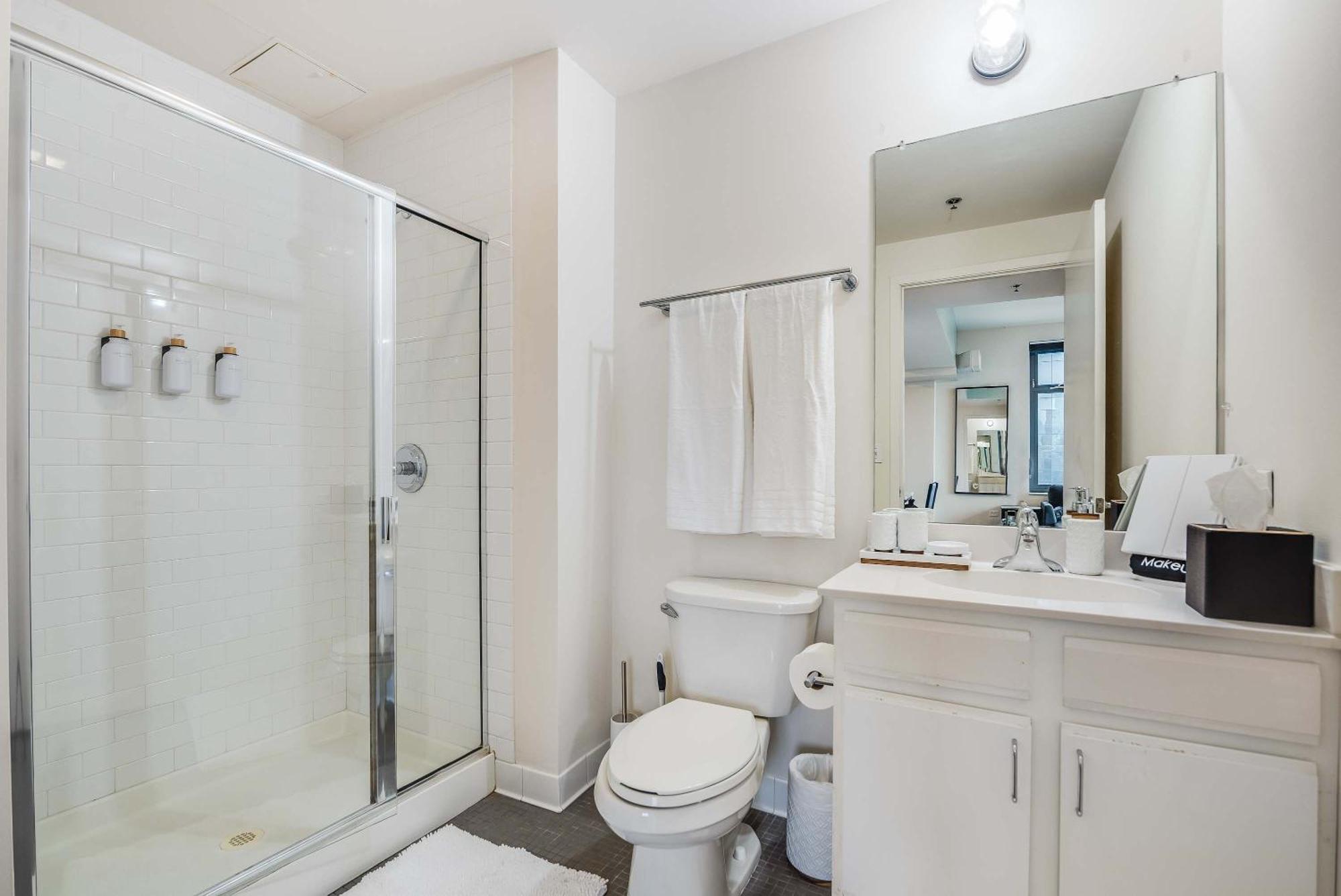 Downtown With Free In & Out Parking 6 Apartment