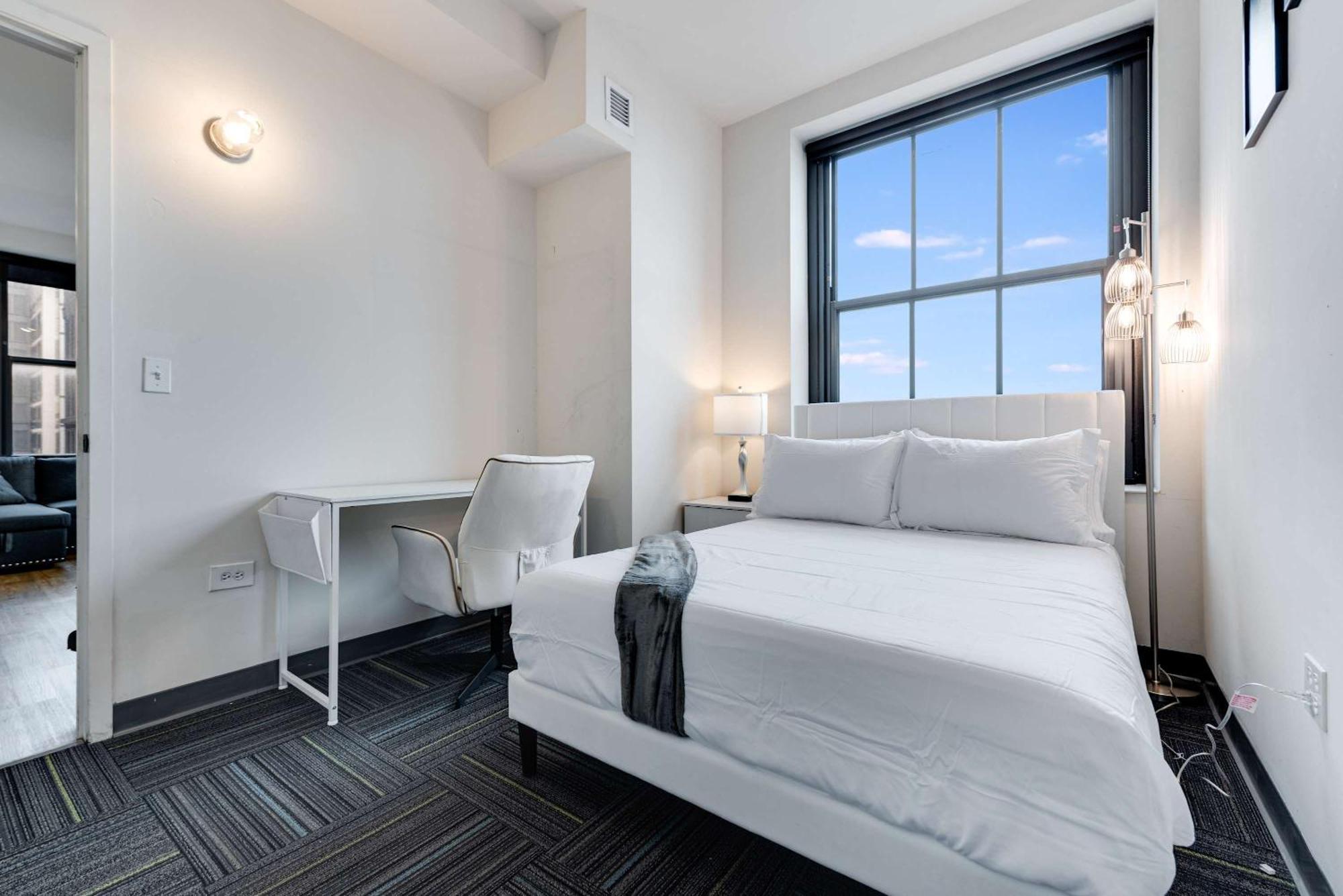 Apartment Downtown With Free In & Out Parking 2