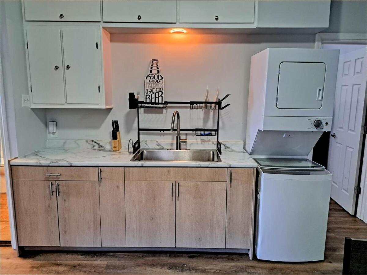 Apartment Sunny Pilsen 2 Bed 1 Bath With Private Office