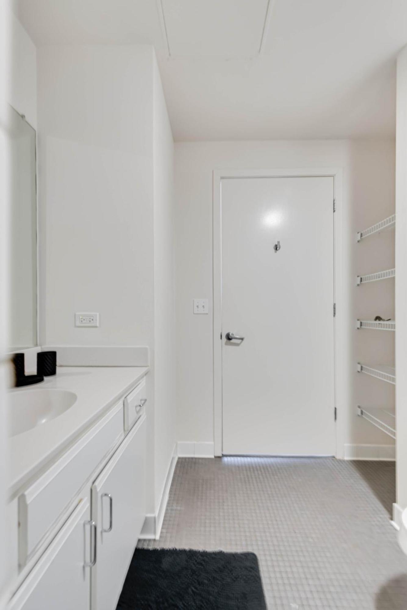 Apartment Downtown With Free In & Out Parking 6 *