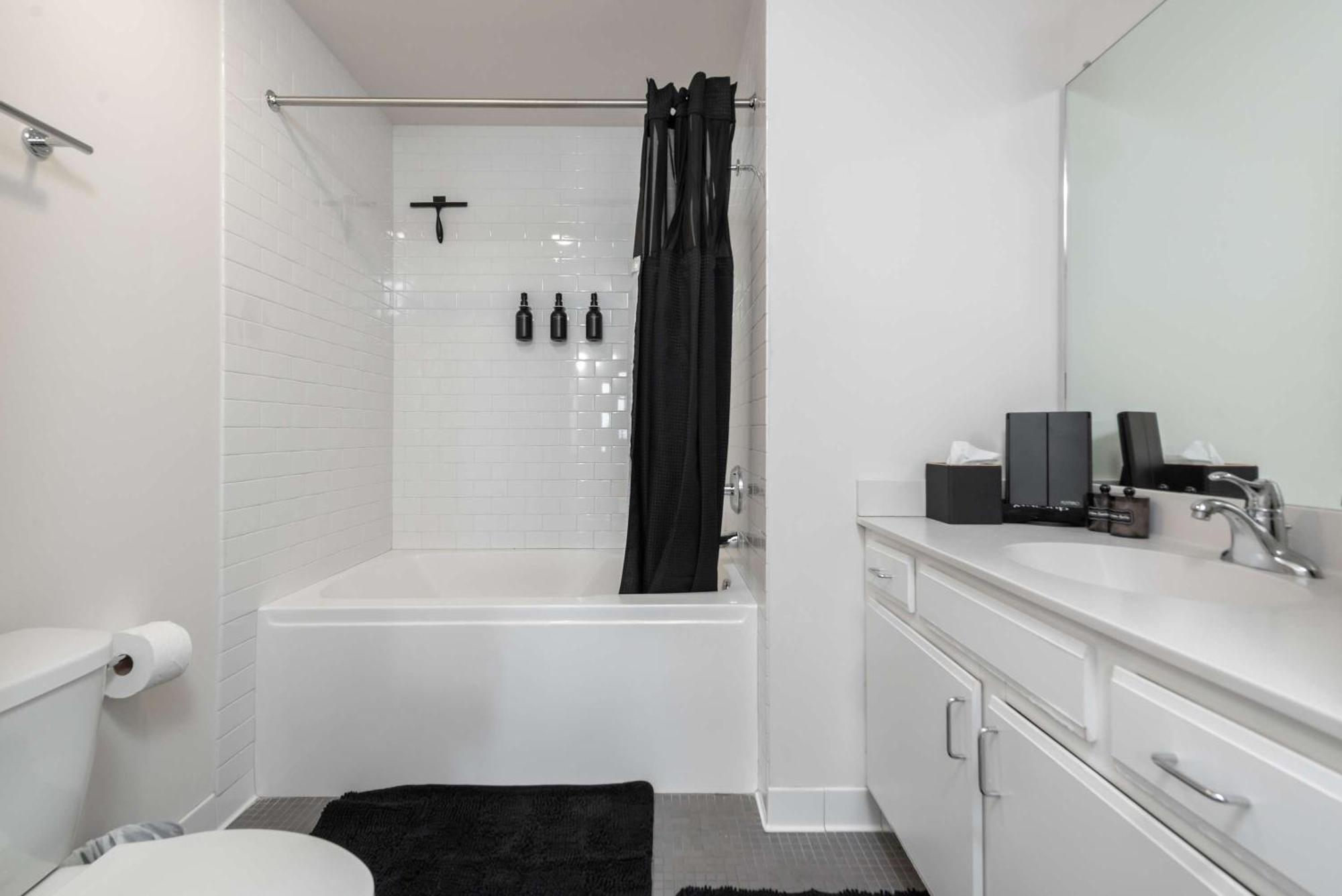 Downtown With Free In & Out Parking 6 Apartment