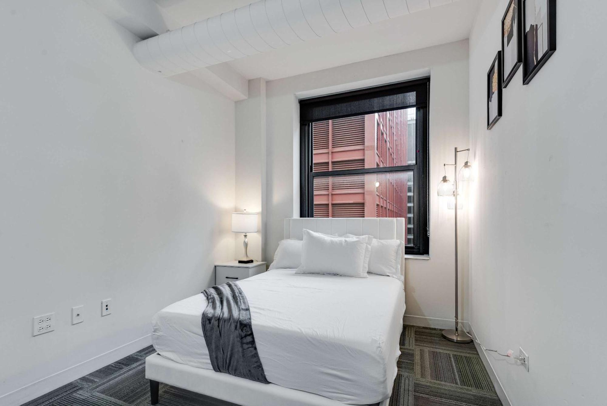 Apartment Downtown With Free In & Out Parking 2