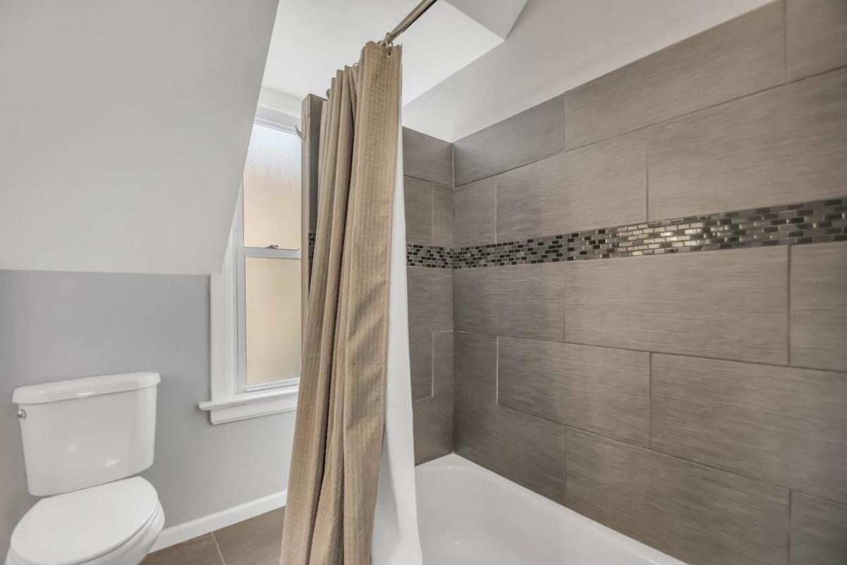 Cute And Spacious Wrigleyville - Private Deck Apartment