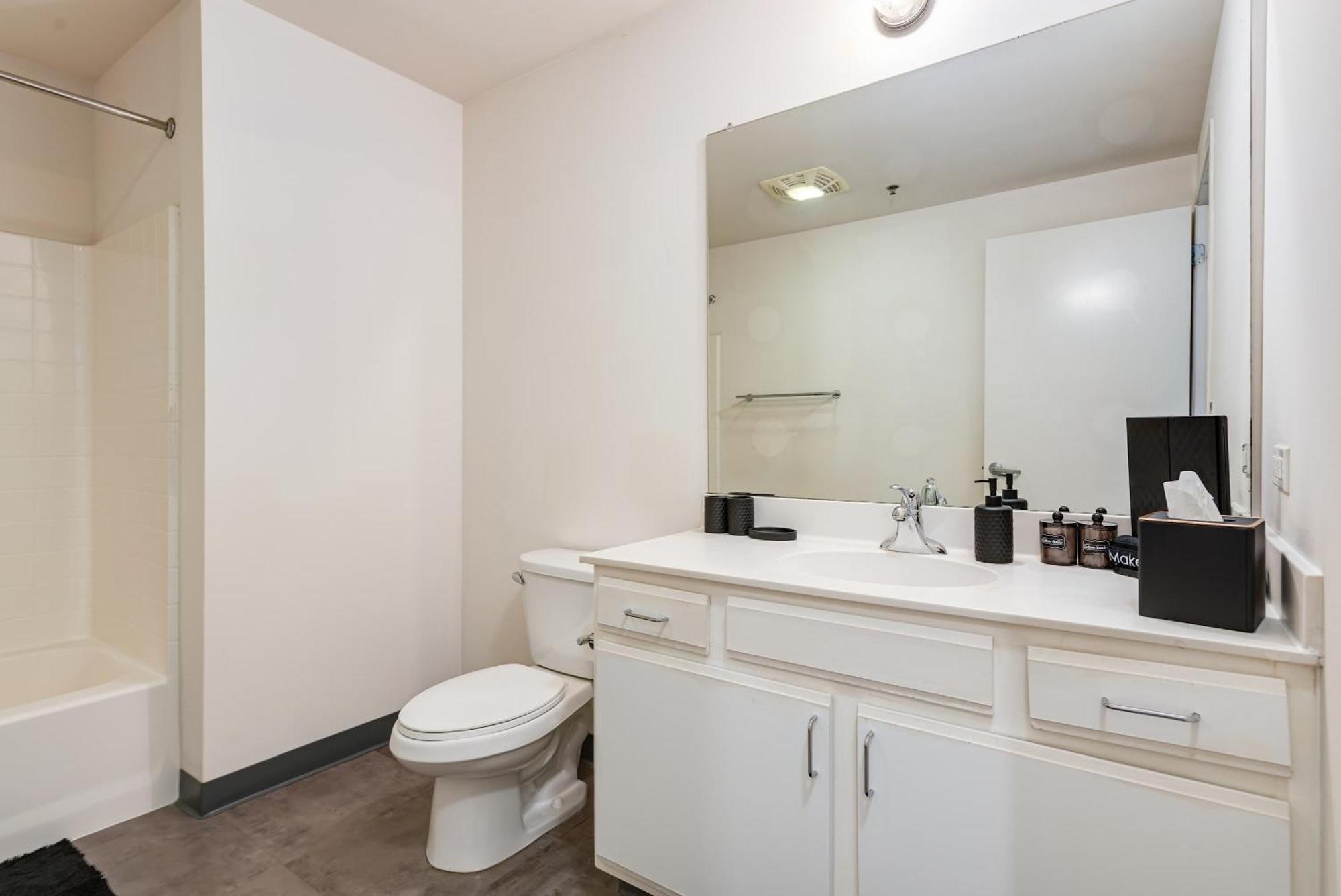 Downtown With Free In & Out Parking 2 Apartment *