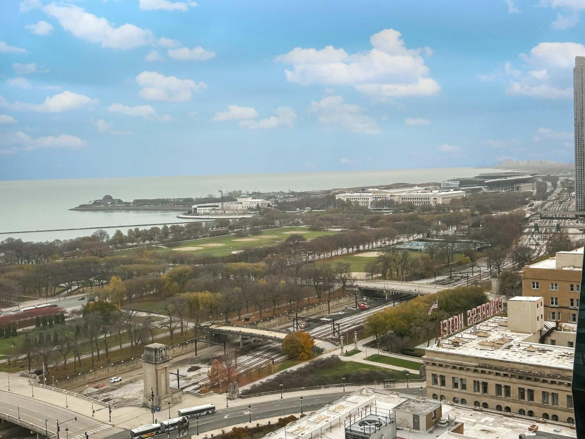 Downtown With Free In & Out Parking 6