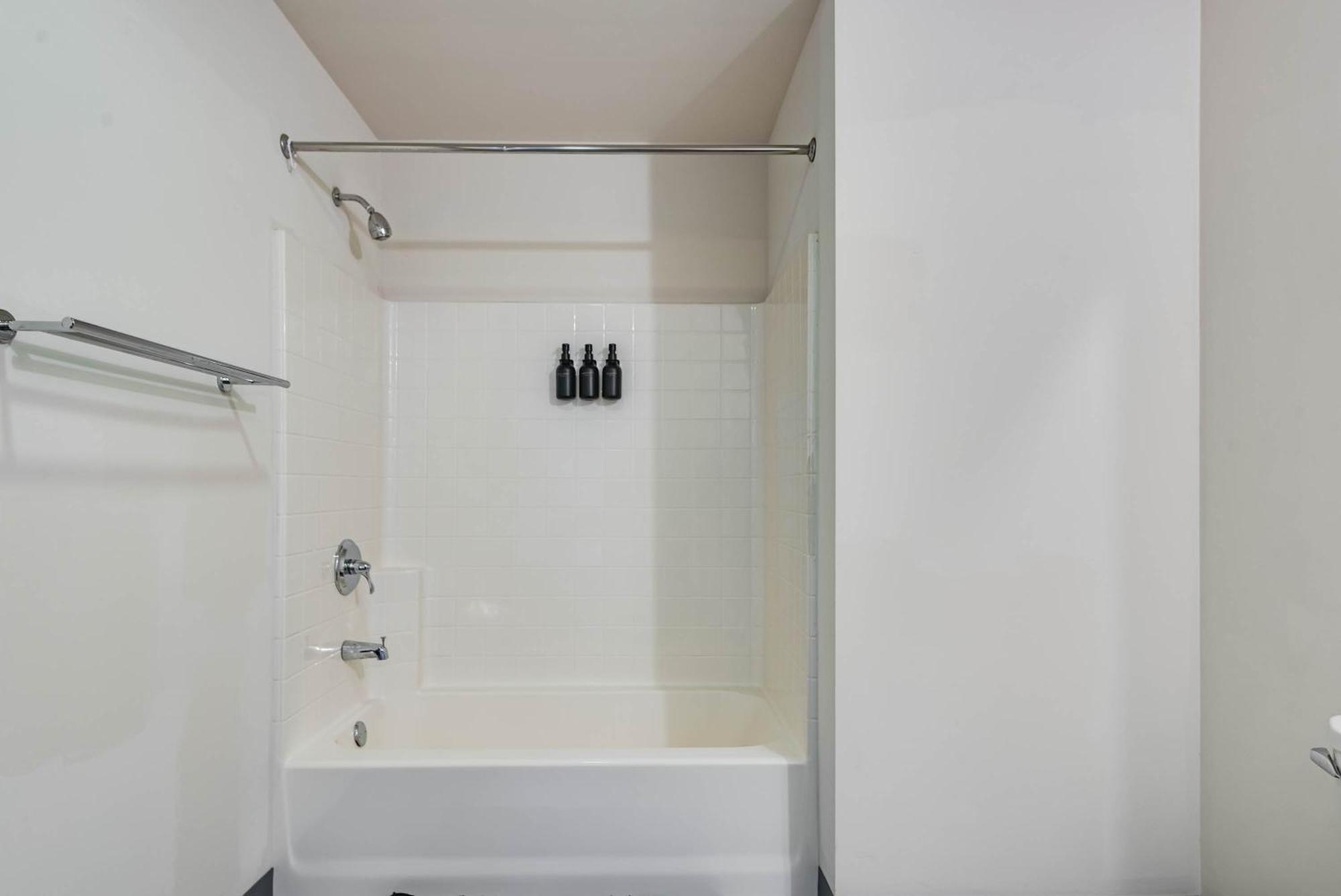 Downtown With Free In & Out Parking 2 *