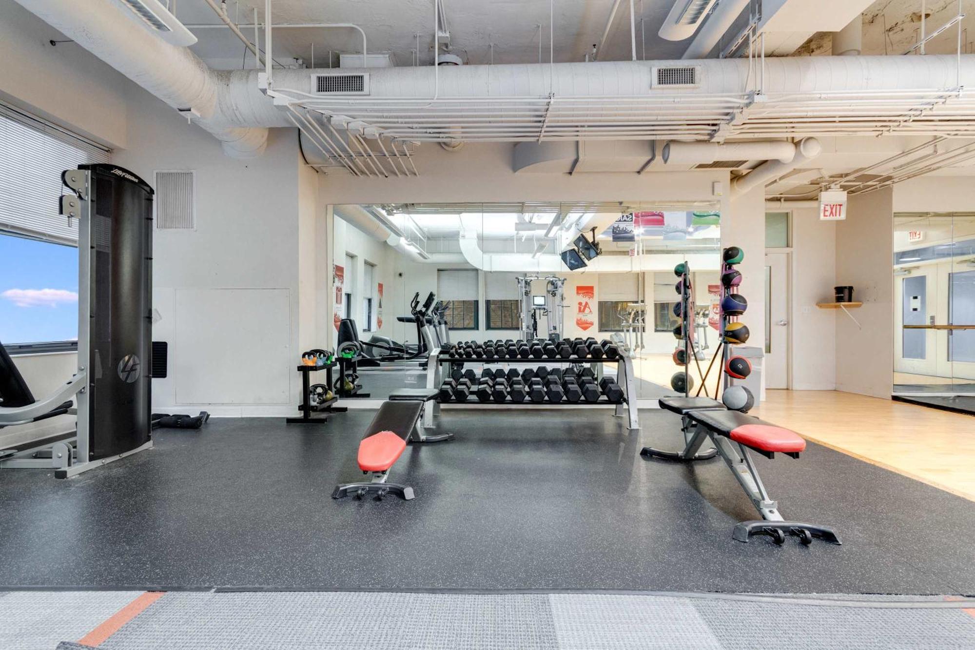 Apartment Downtown With Free In & Out Parking 1