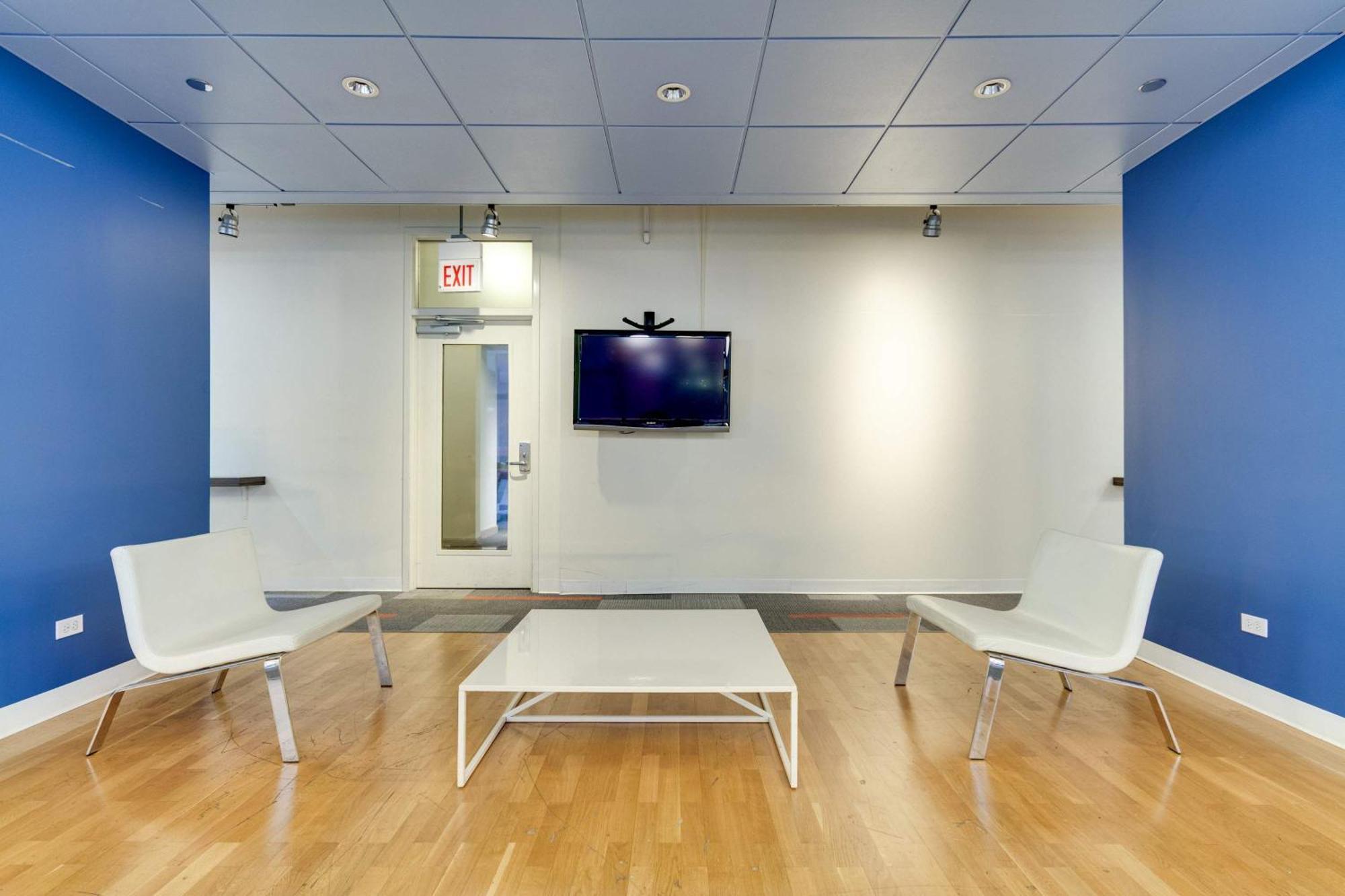 Downtown With Free In & Out Parking 6 Apartment