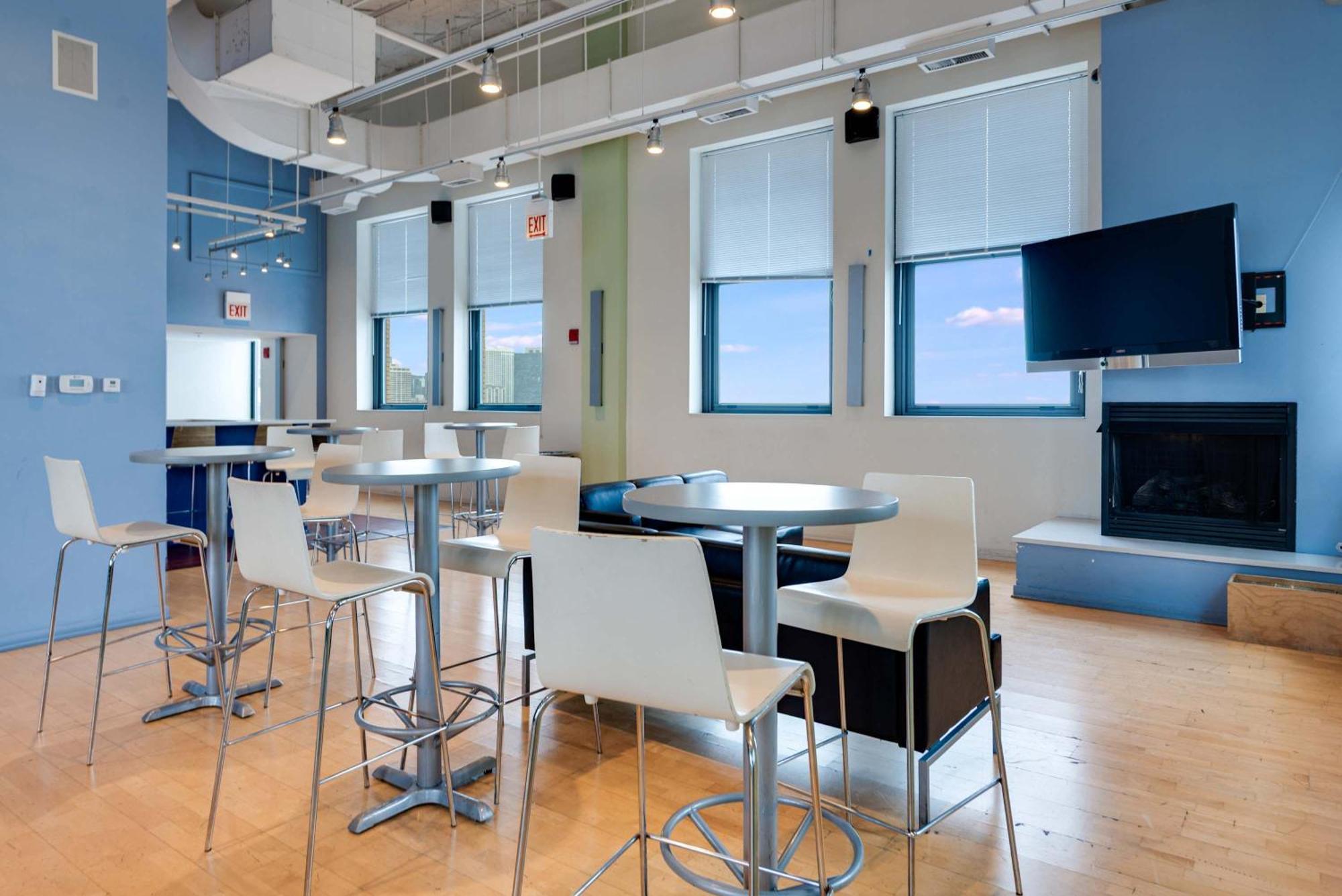 Apartment Downtown With Free In & Out Parking 6