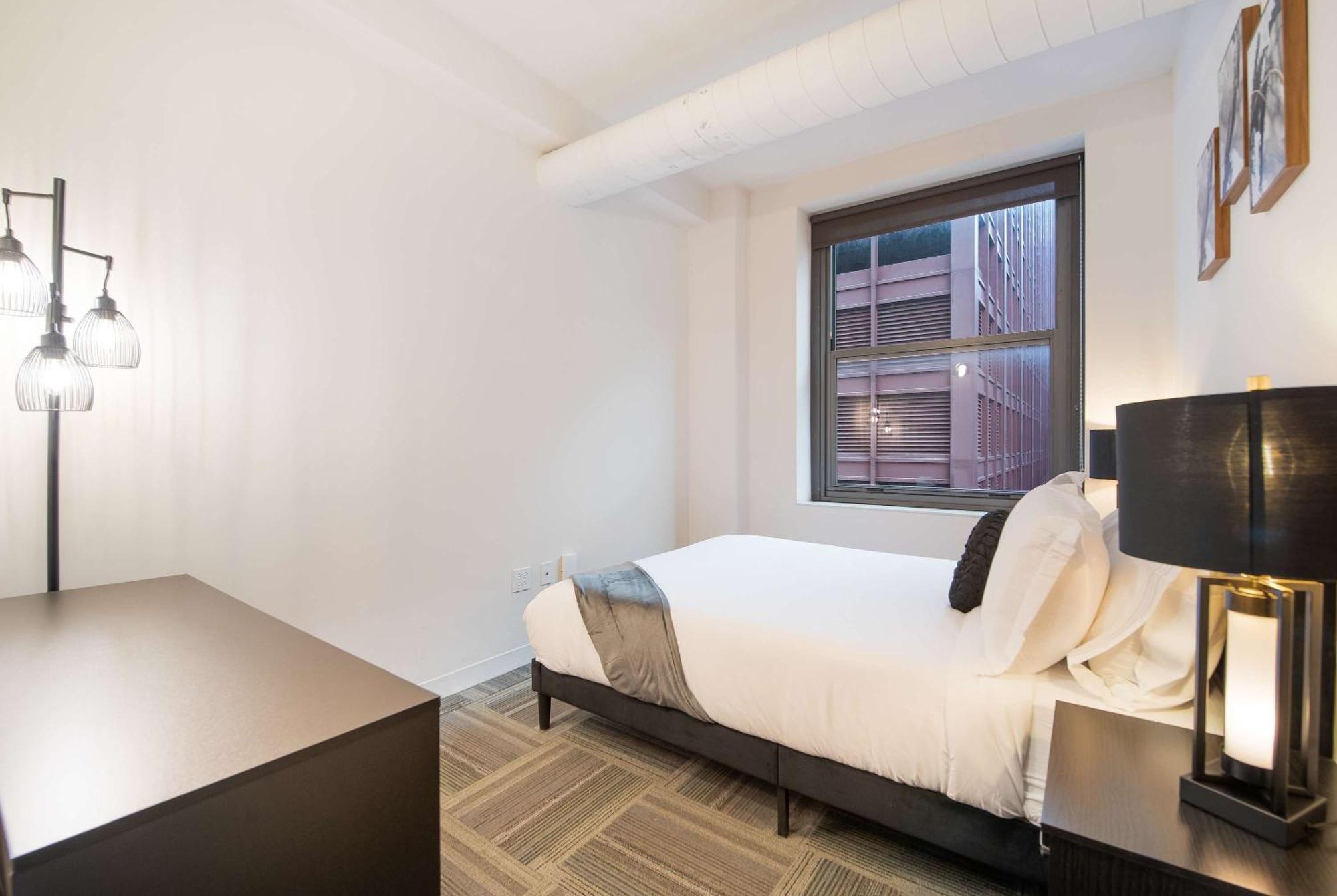 Apartment Downtown With Free In & Out Parking 1 *