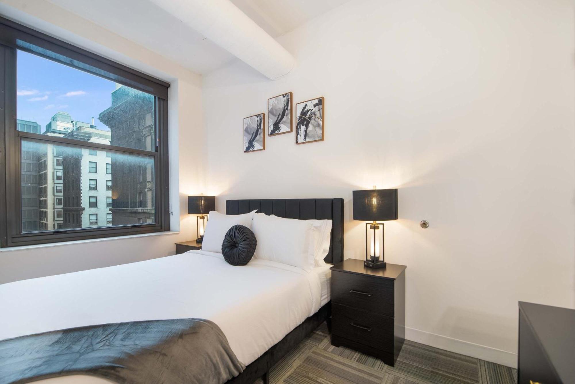 Downtown With Free In & Out Parking 1 *