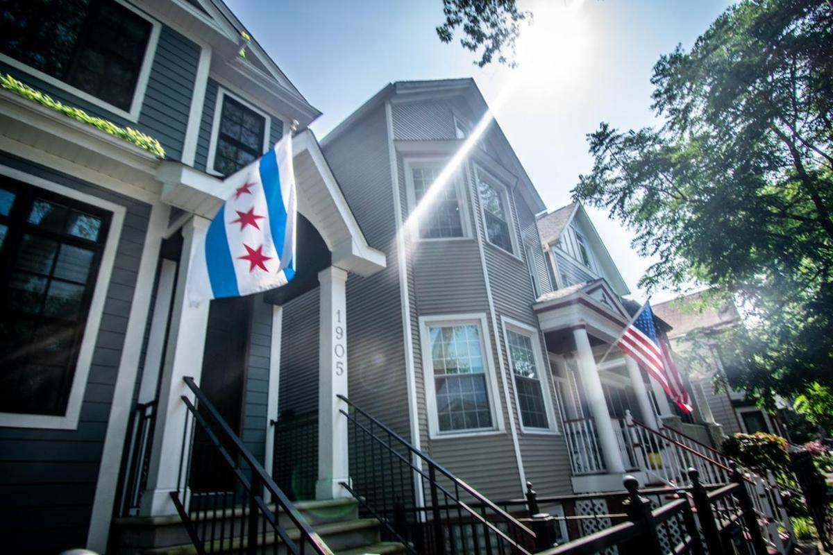 Cute And Spacious Wrigleyville - Private Deck Apartment *