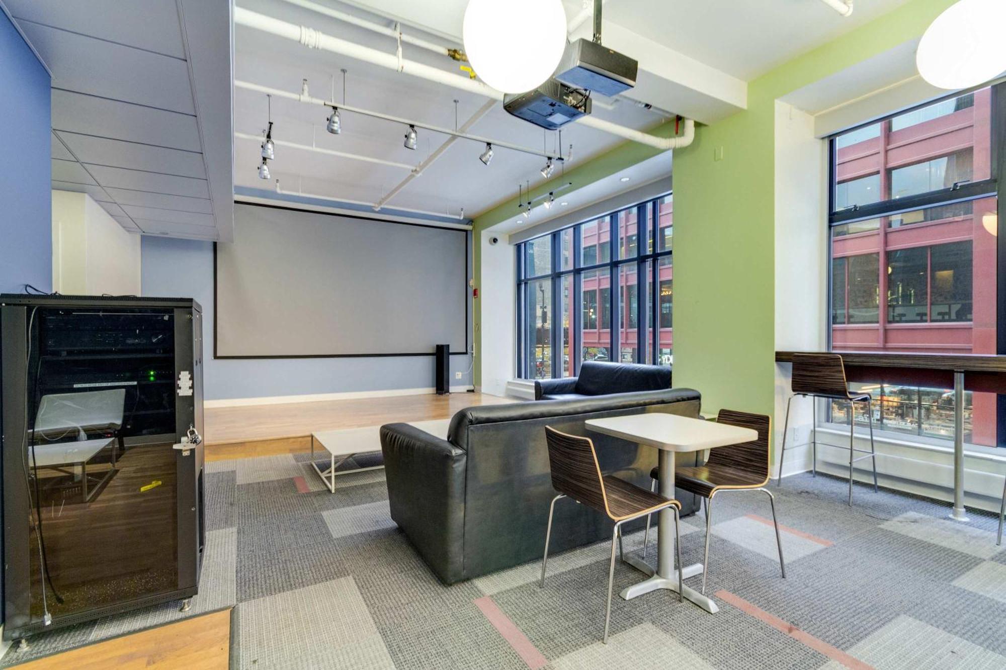 Downtown With Free In & Out Parking 6 Apartment Chicago