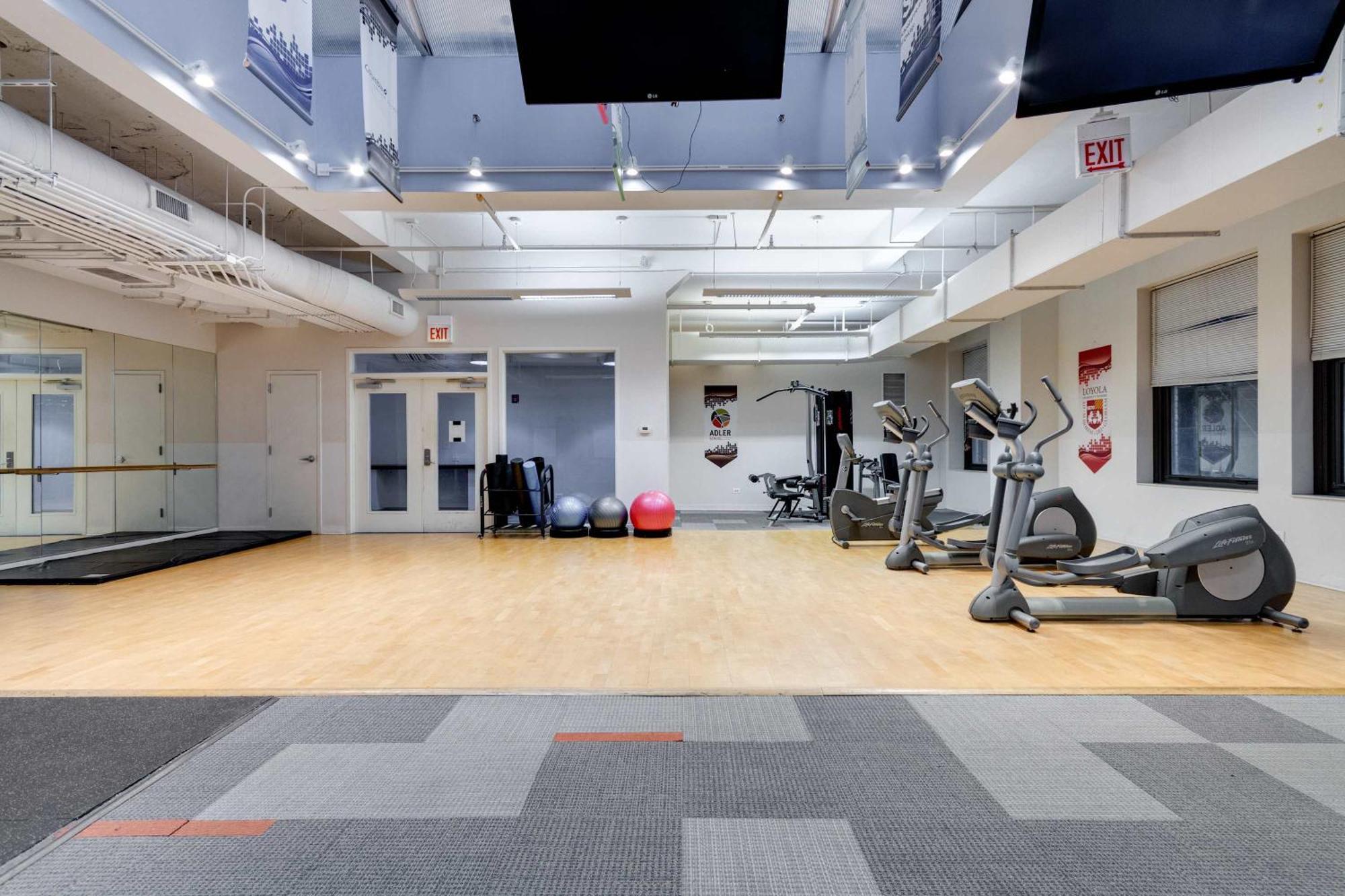 Downtown With Free In & Out Parking 6 Apartment *