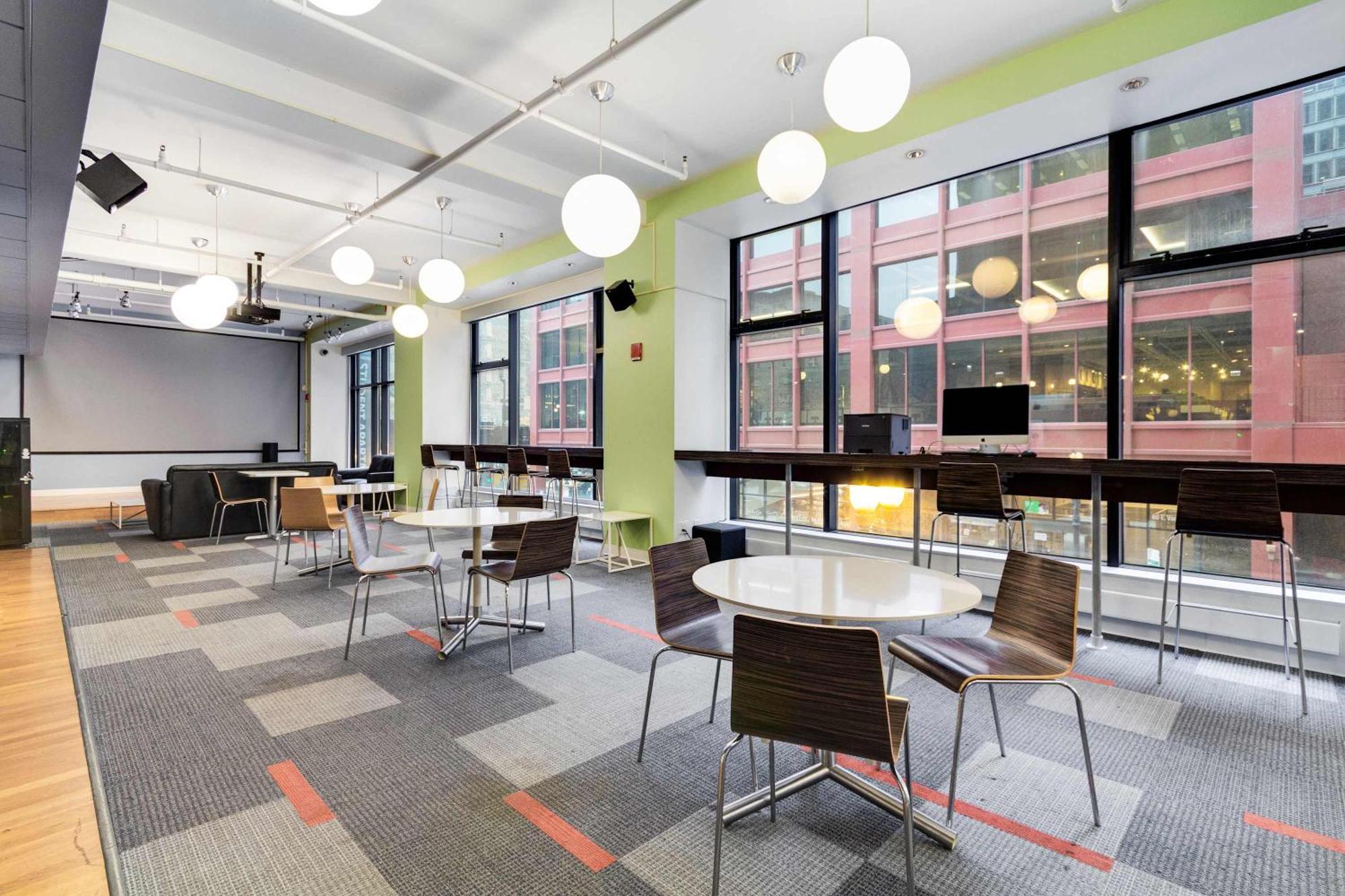 Downtown With Free In & Out Parking 2 *