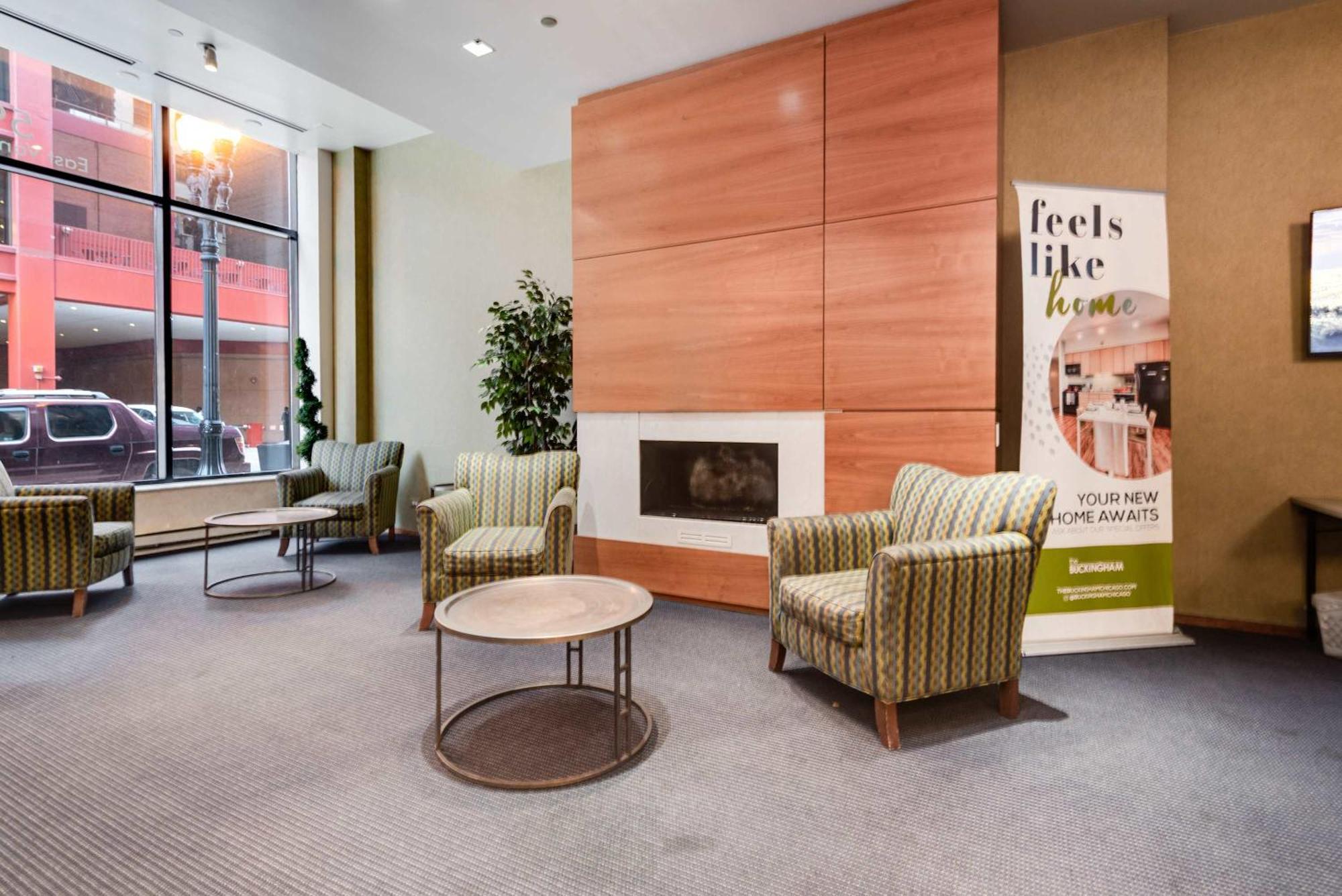 Downtown With Free In & Out Parking 2