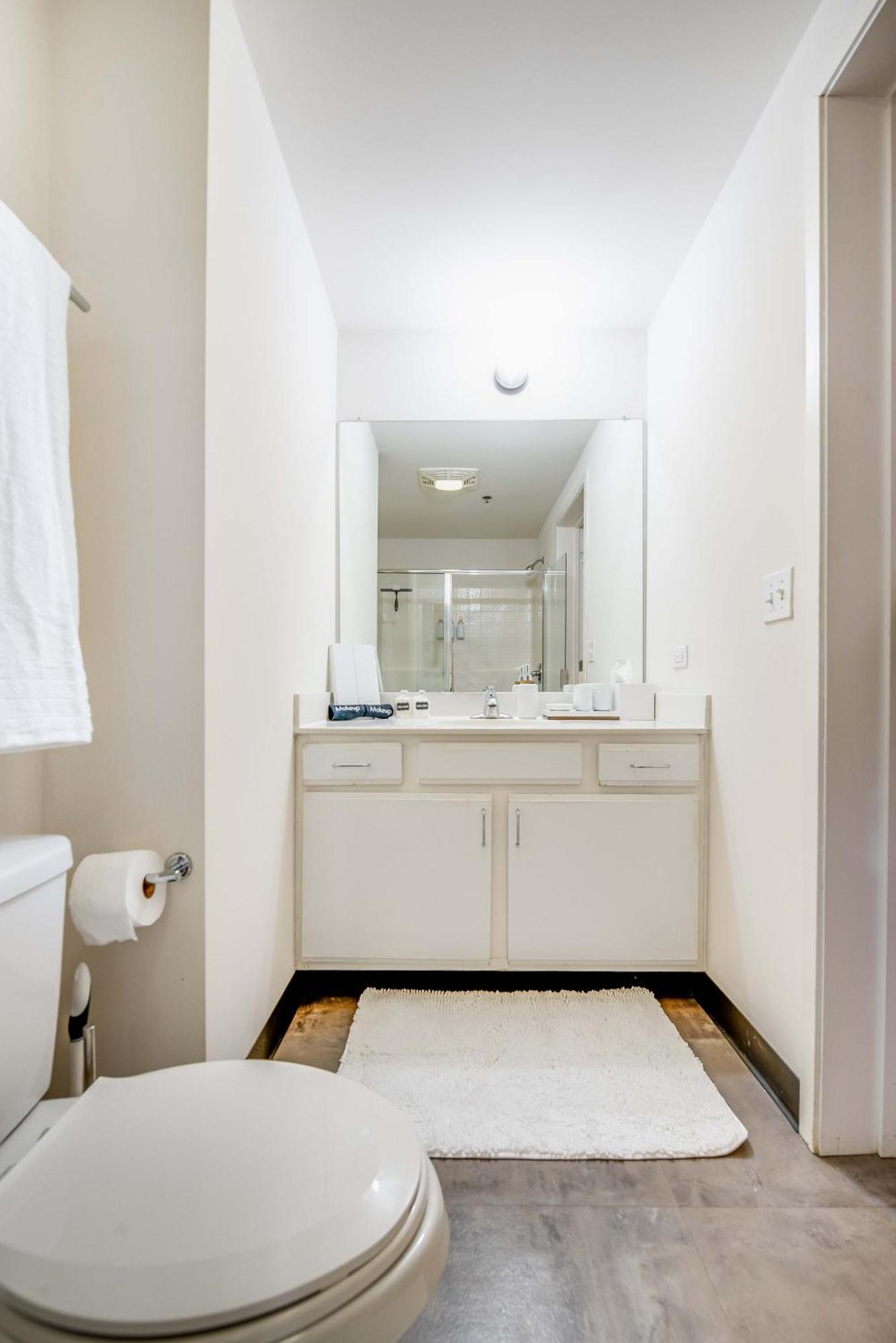 Apartment Downtown With Free In & Out Parking 1