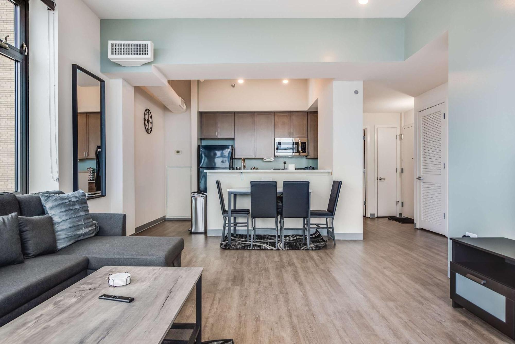 Apartment Downtown With Free In & Out Parking 6