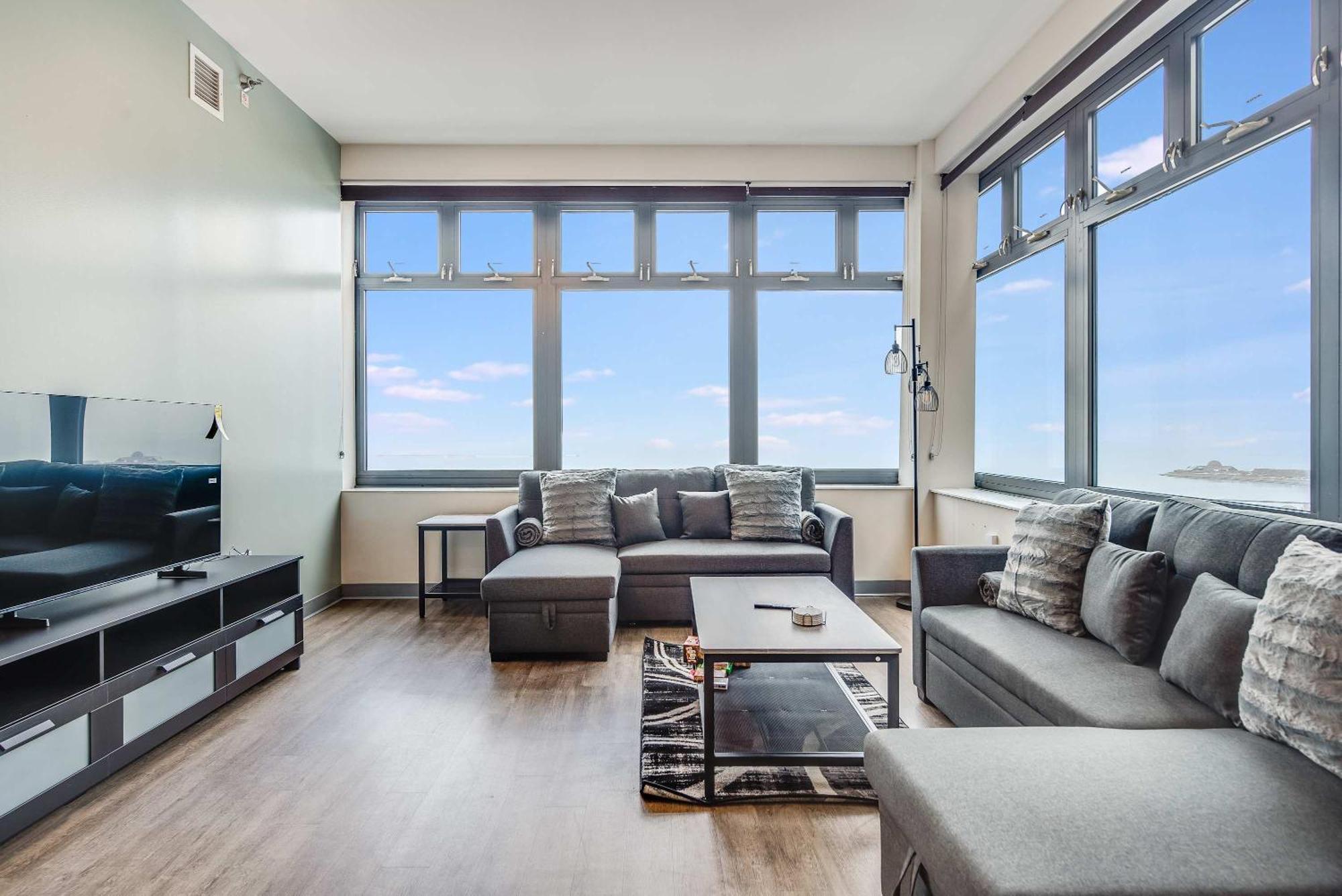 Downtown With Free In & Out Parking 6 Apartment Chicago