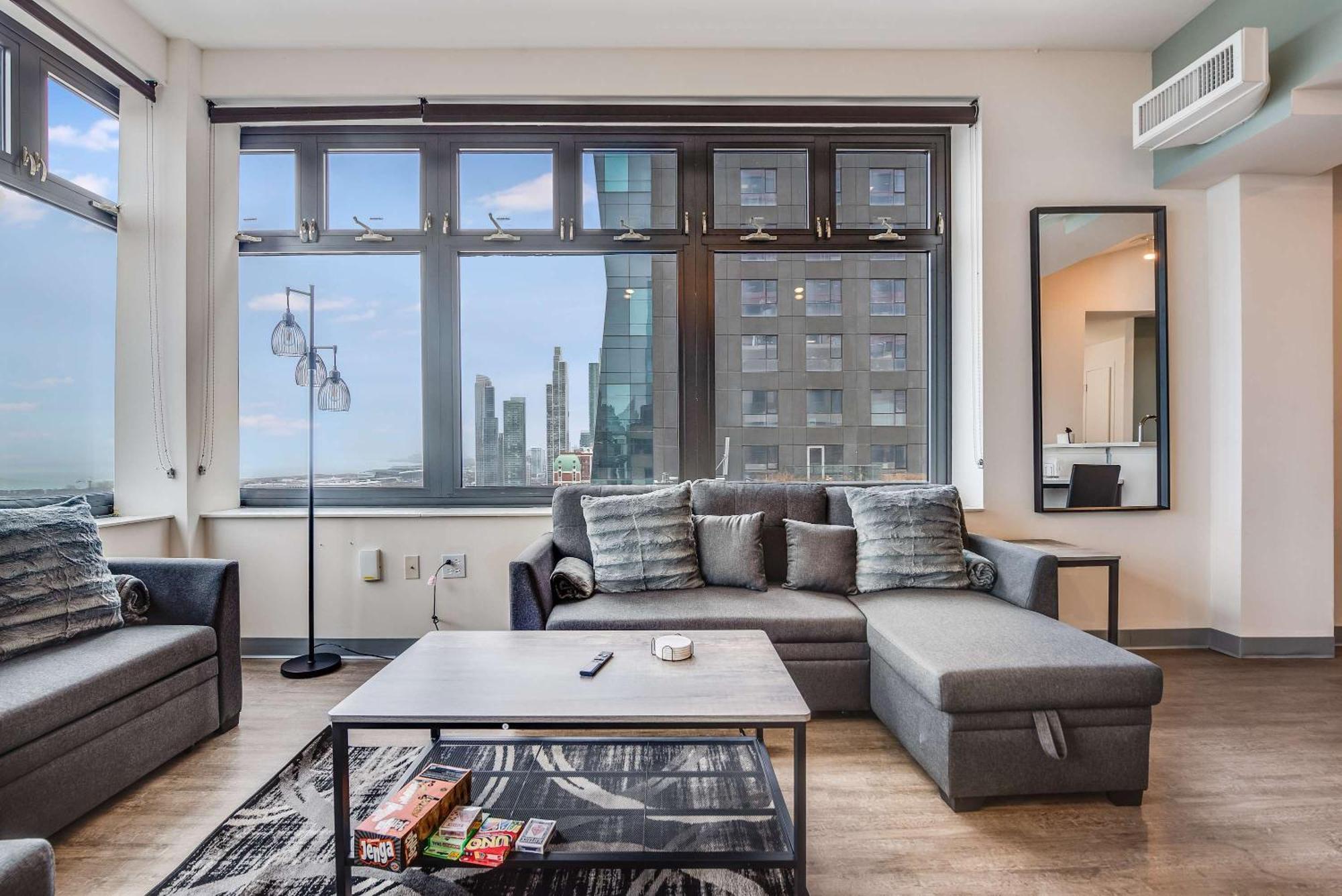 Downtown With Free In & Out Parking 6