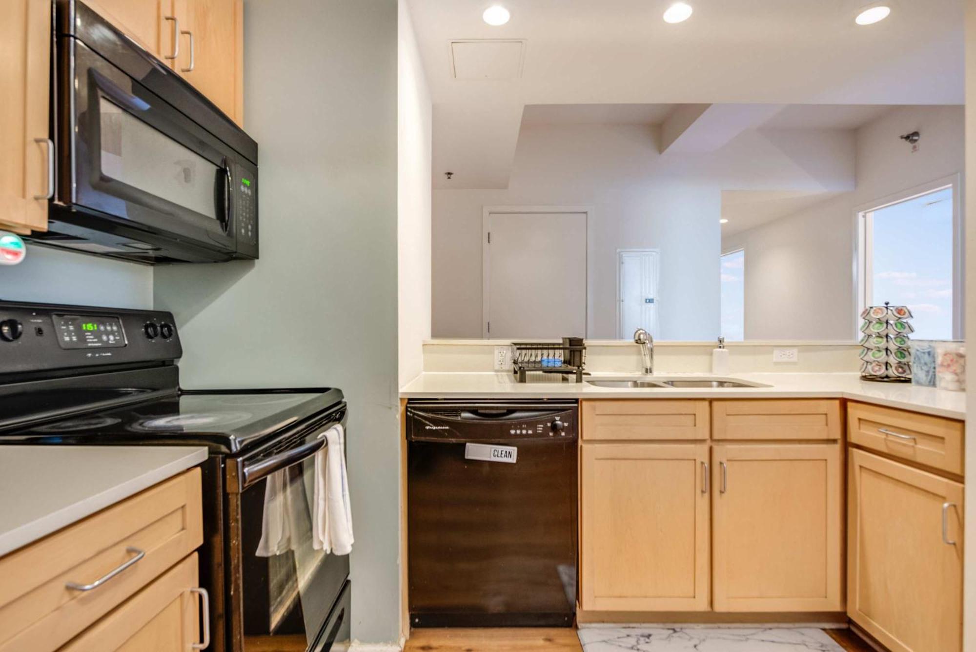 Apartment Downtown With Free In & Out Parking 1