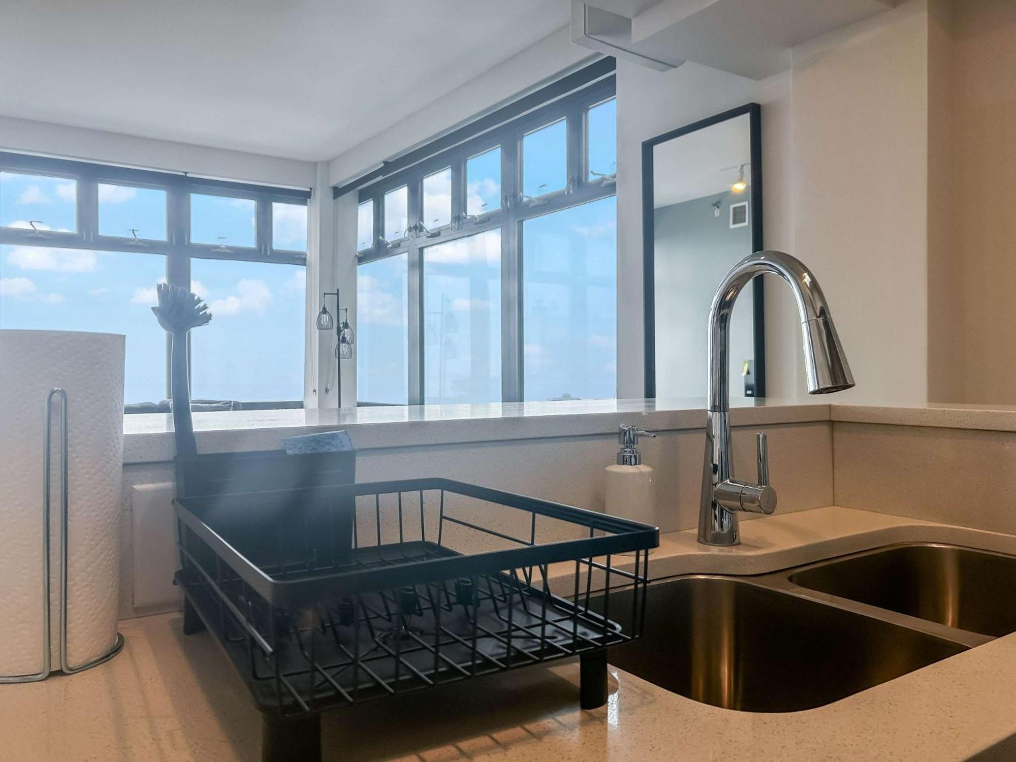 Downtown With Free In & Out Parking 6 *