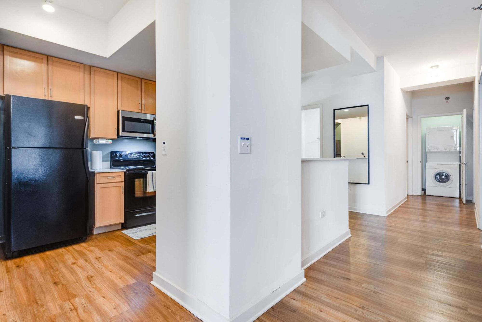 Downtown With Free In & Out Parking 2 Chicago