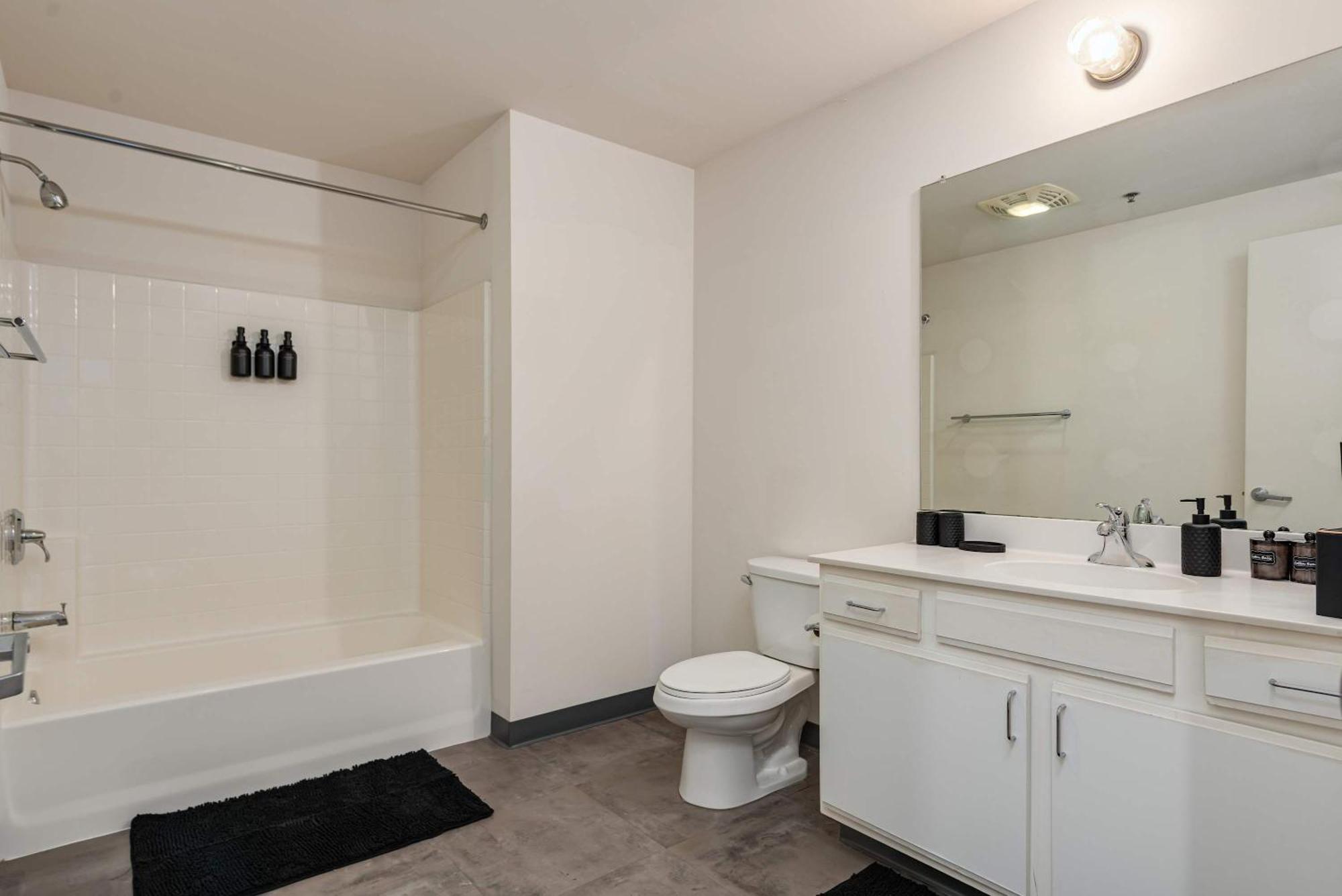 Apartment Downtown With Free In & Out Parking 2