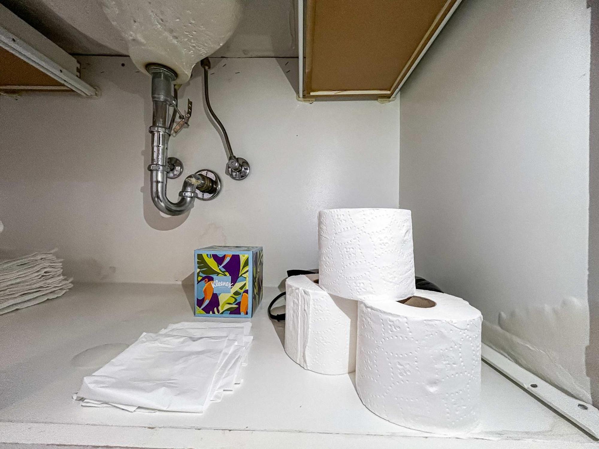 Downtown With Free In & Out Parking 2 Apartment